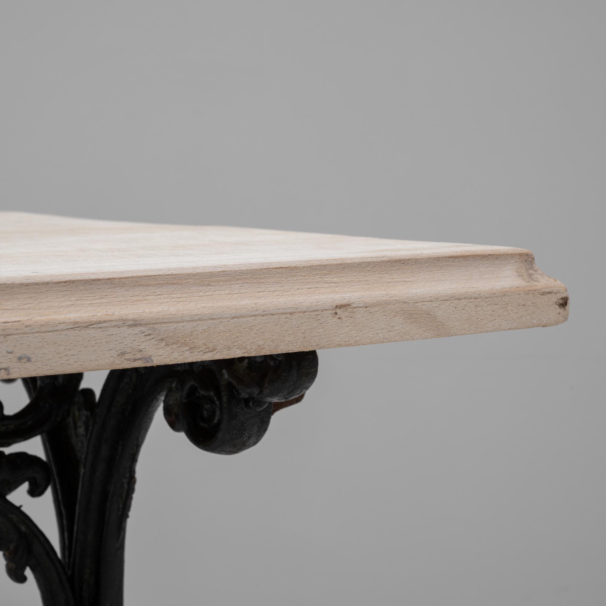 Table d'appoint française en fonte des années 1900 avec plateau en bois en vente 1
