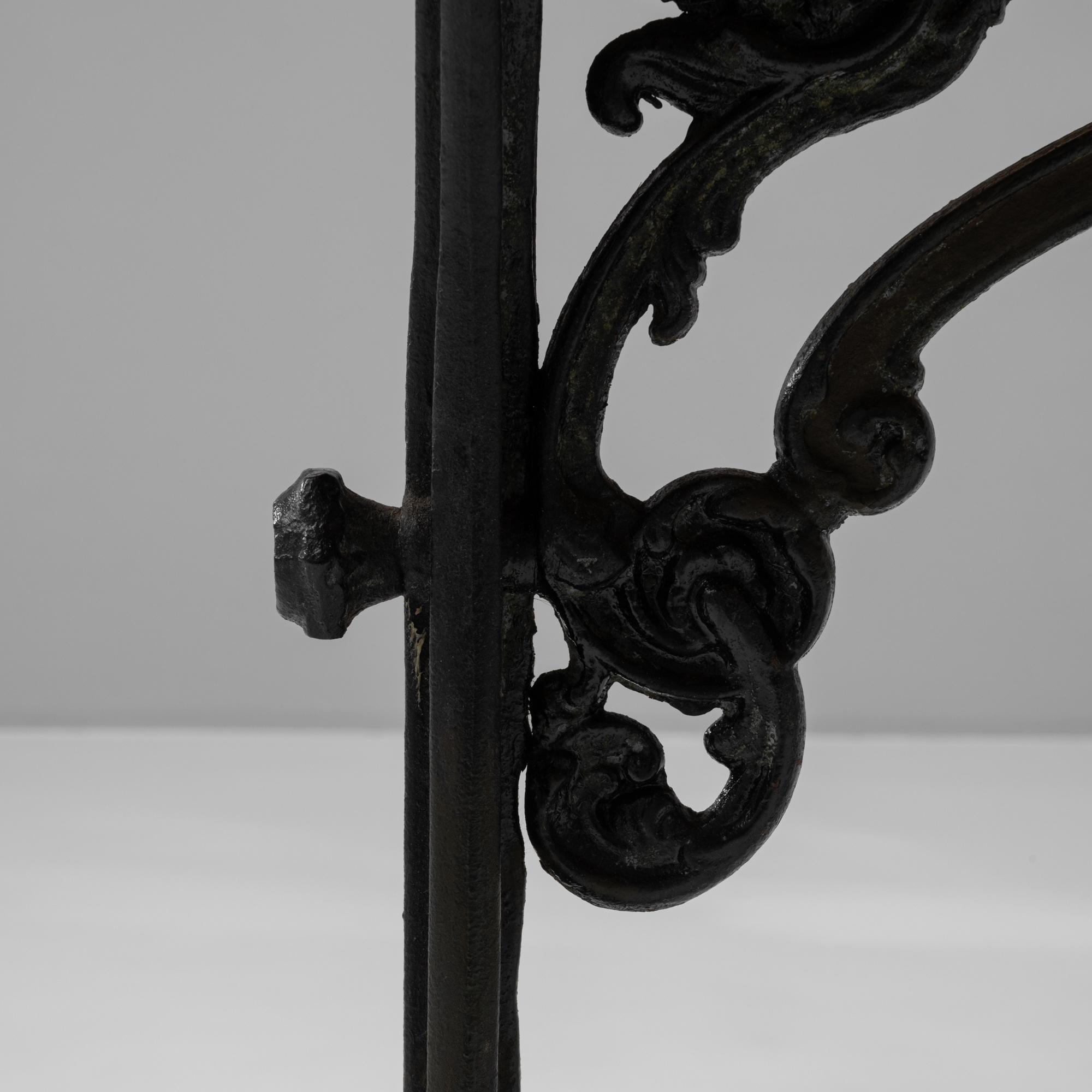Table d'appoint française en fonte des années 1900 avec plateau en bois en vente 2