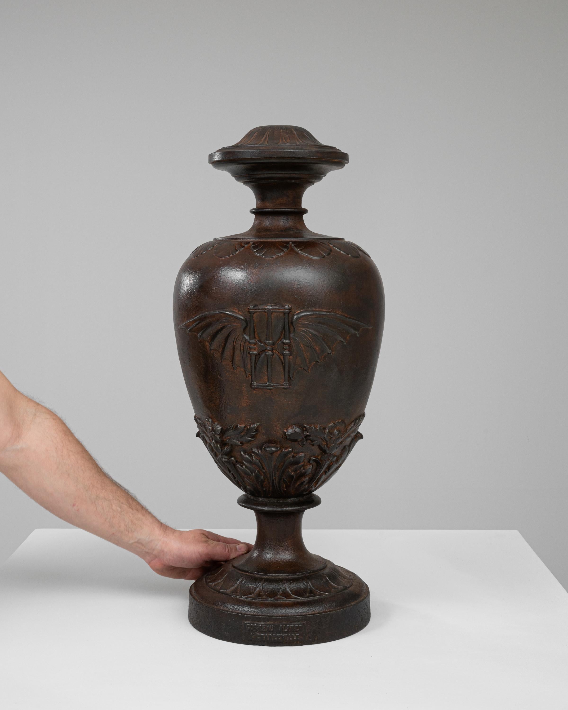 Unveil the grandeur of the 1900s with this authentic French cast iron urn, a classic decorative element to enchant any garden or patio. This timeless piece stands out with its intricate relief work, showcasing opulent patterns and traditional motifs