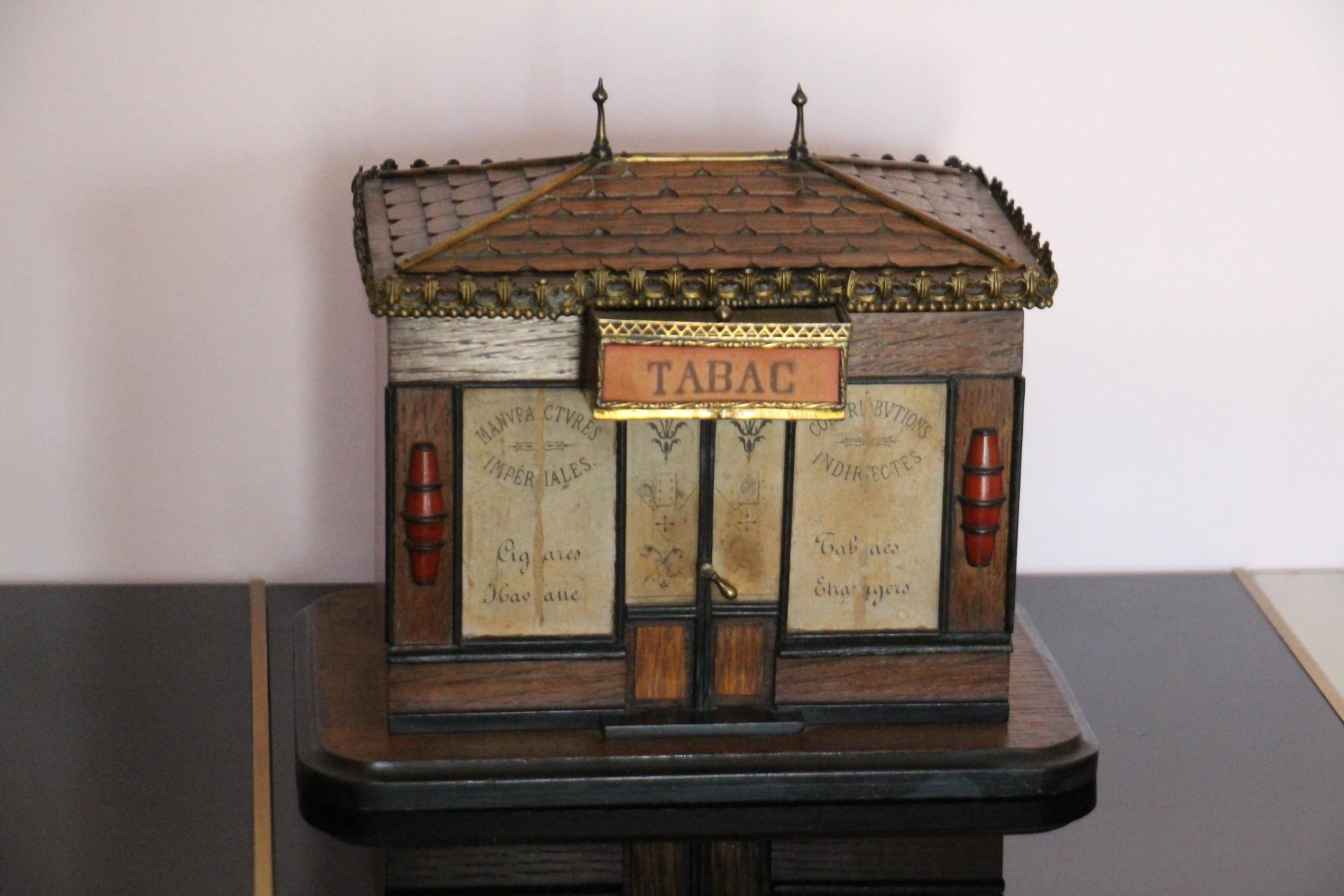 1900's French Cigar Box Modeled as a Tobacco Store In Good Condition In Saint-Ouen, FR