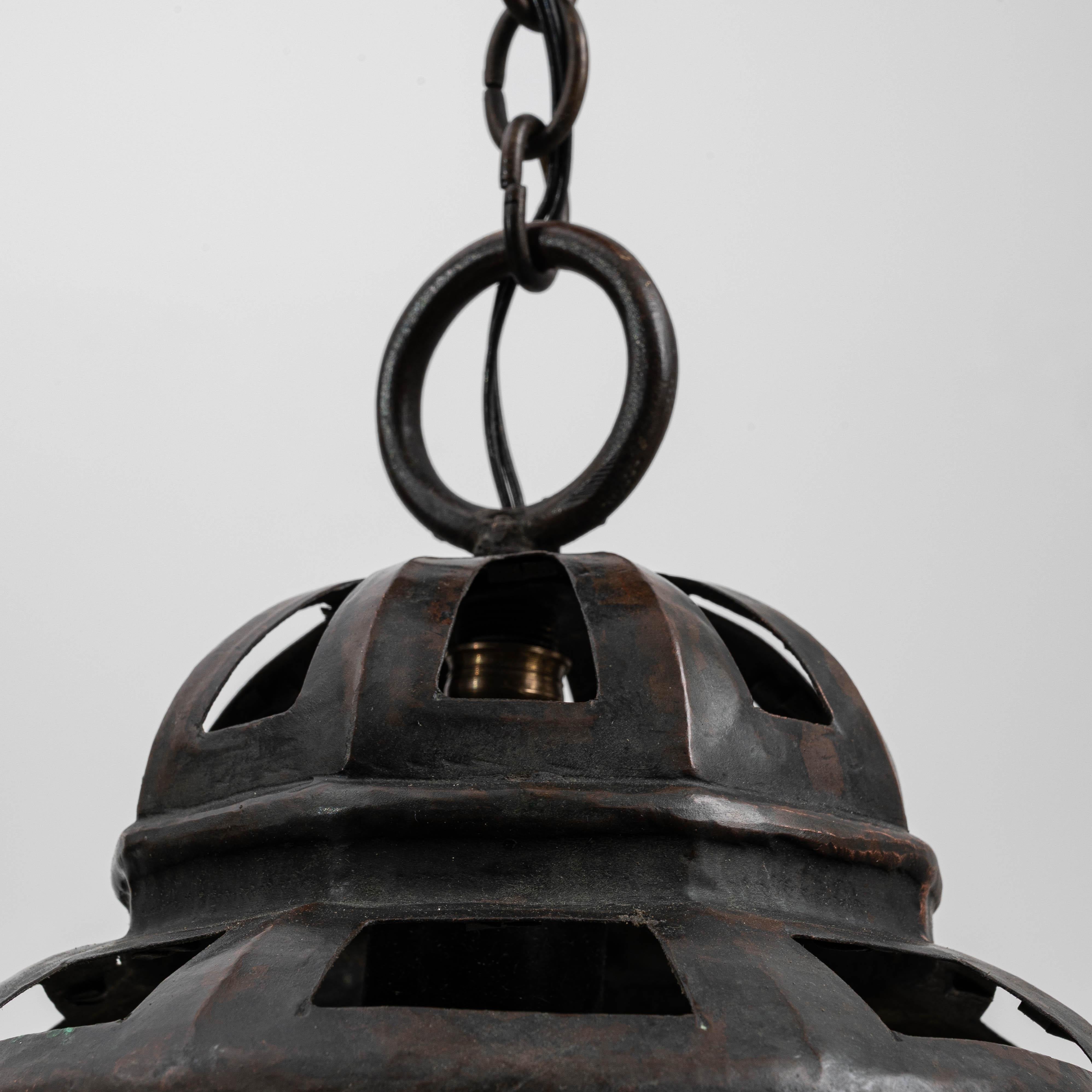 Lámpara colgante francesa de cobre de 1900 con diseño de cúpula calada en venta 4