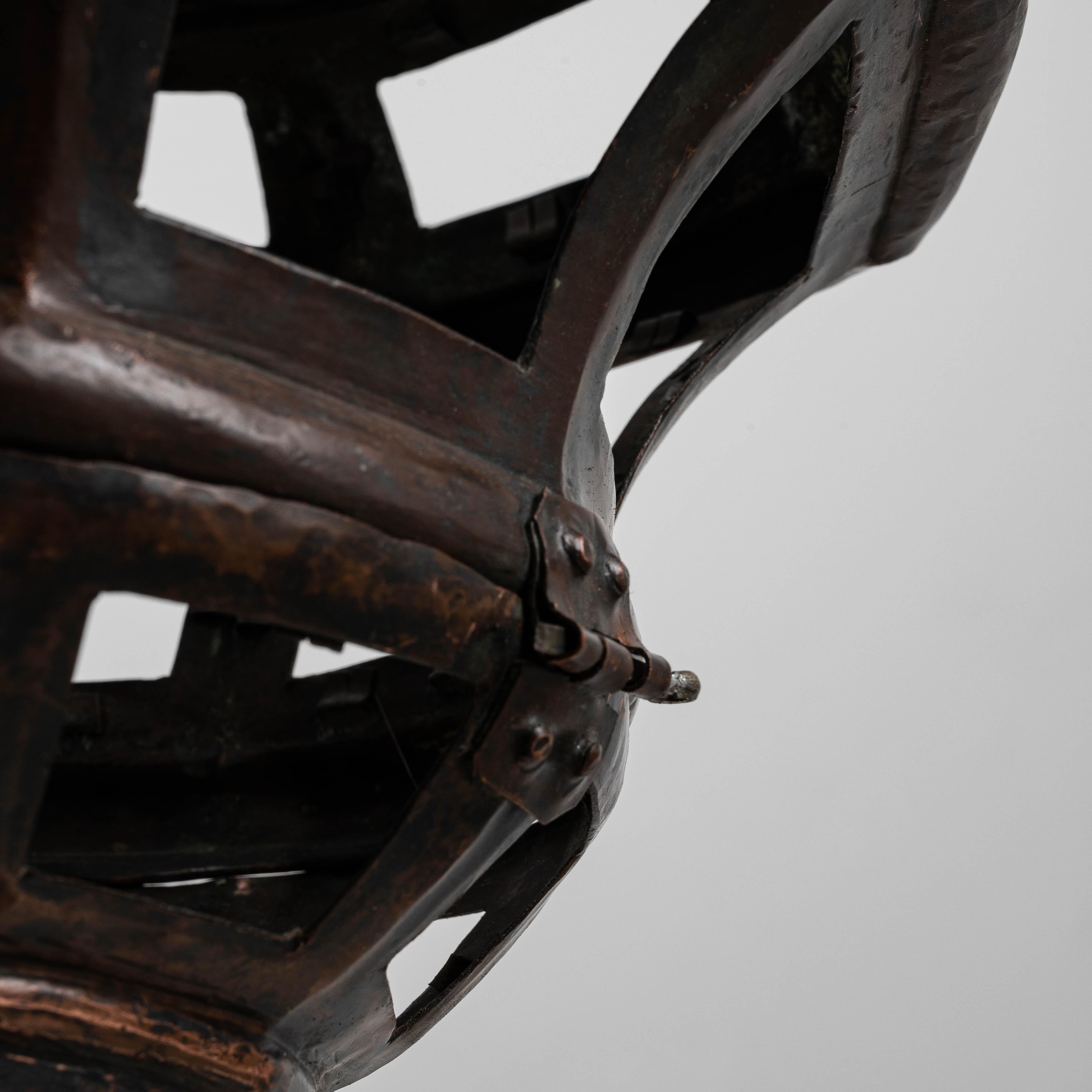 Lámpara colgante francesa de cobre de 1900 con diseño de cúpula calada en venta 5