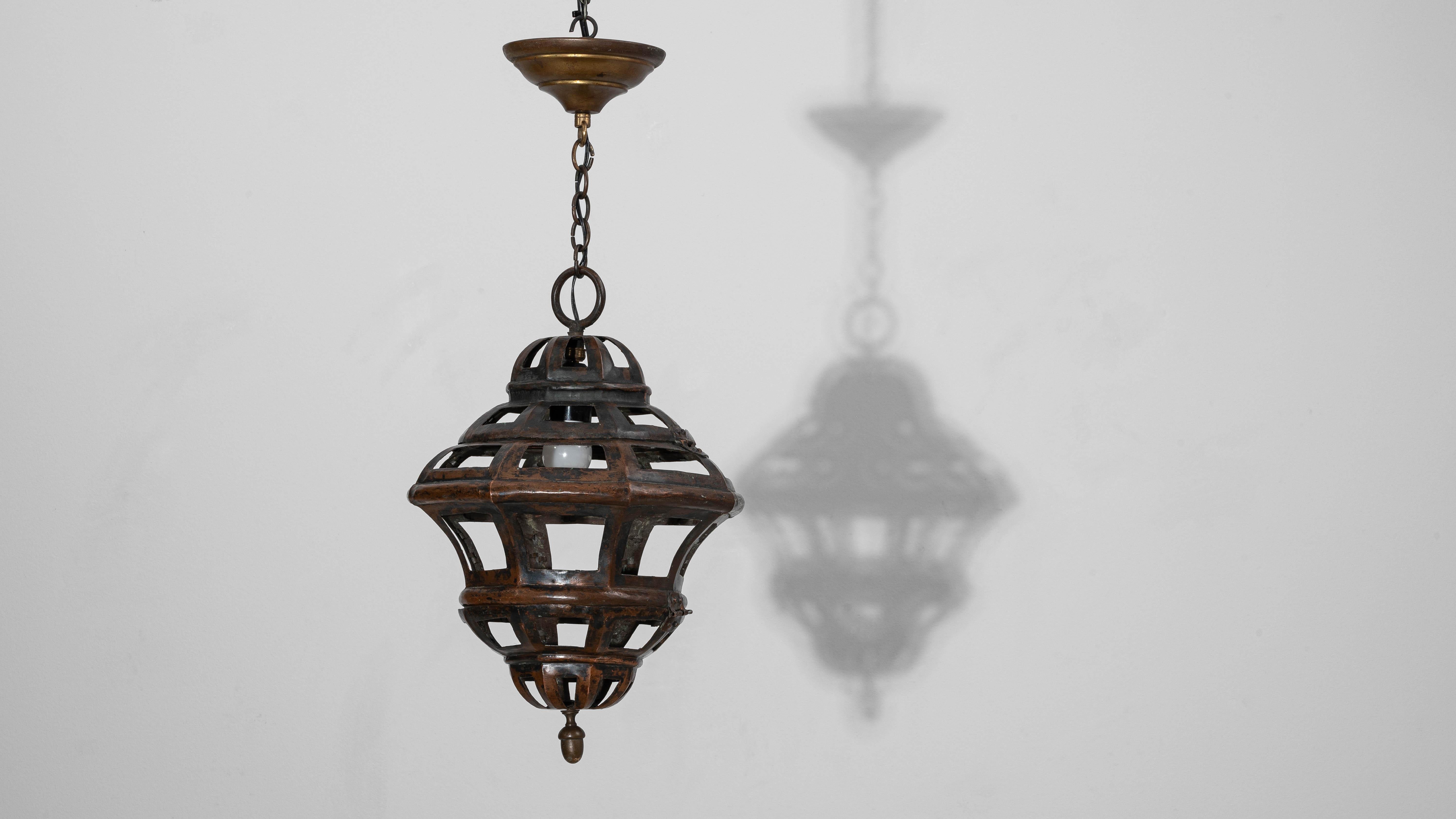 Lámpara colgante francesa de cobre de 1900 con diseño de cúpula calada en venta 7