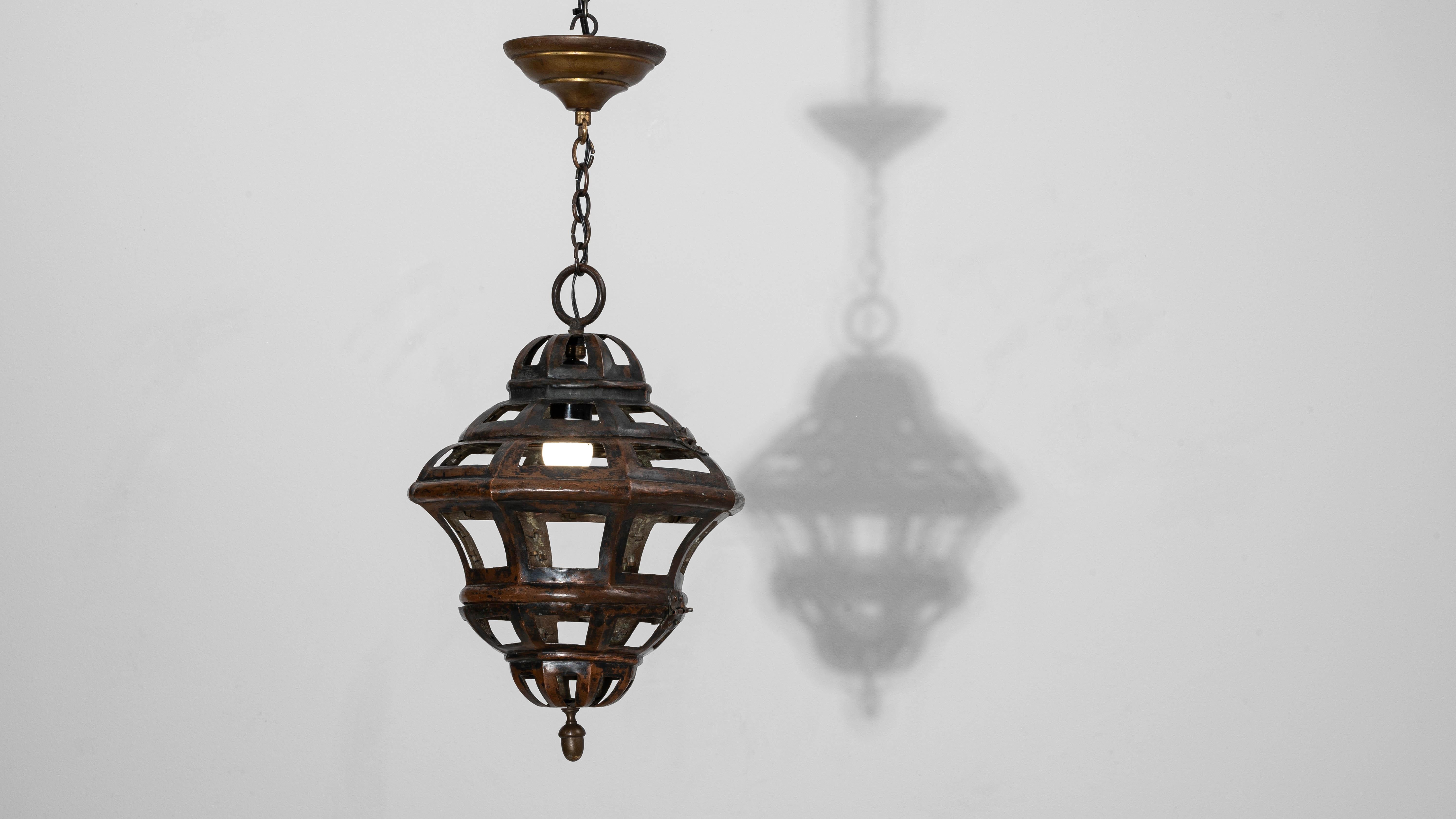 Lámpara colgante francesa de cobre de 1900 con diseño de cúpula calada en venta 8