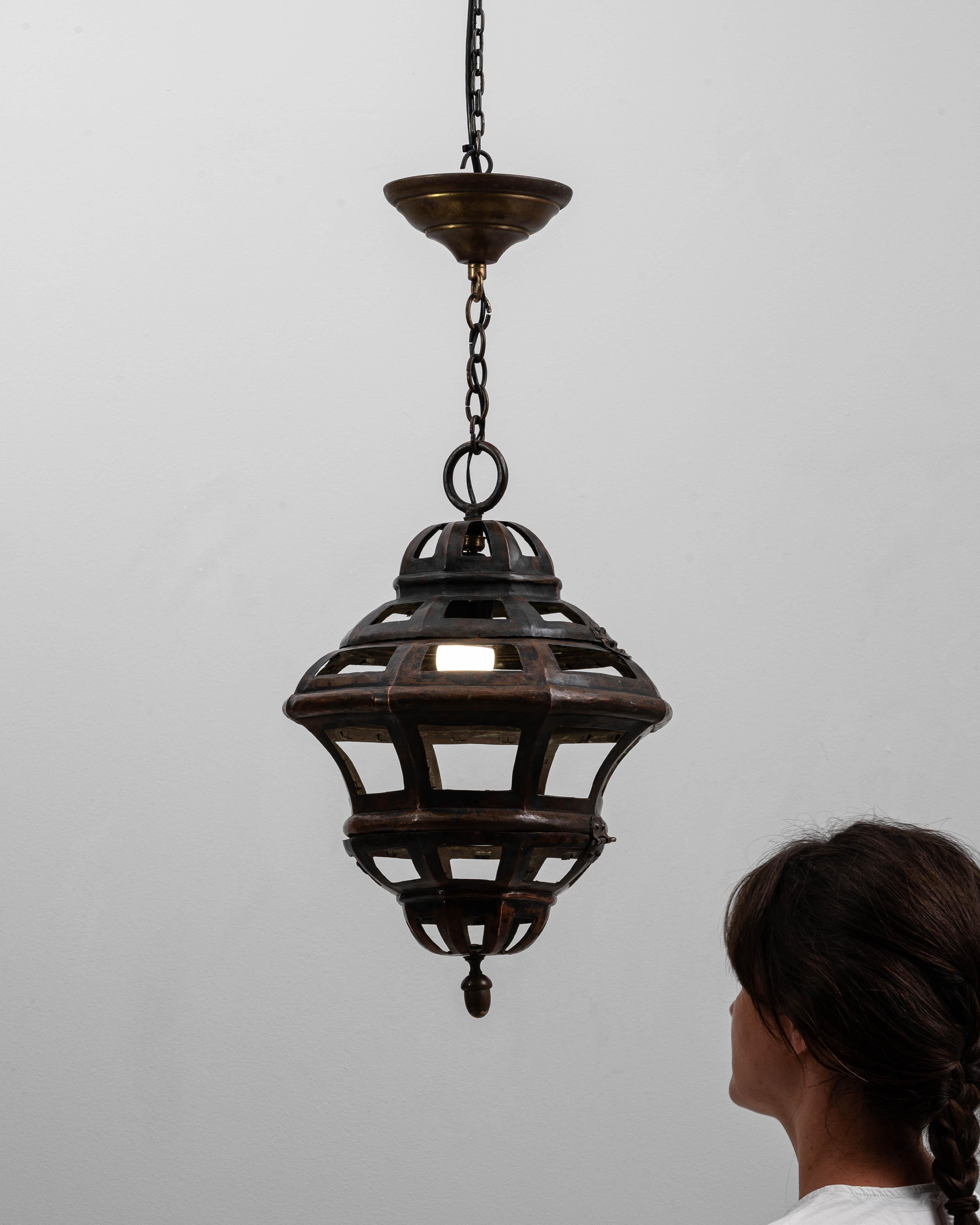 Lámpara colgante francesa de cobre de 1900 con diseño de cúpula calada en venta 2