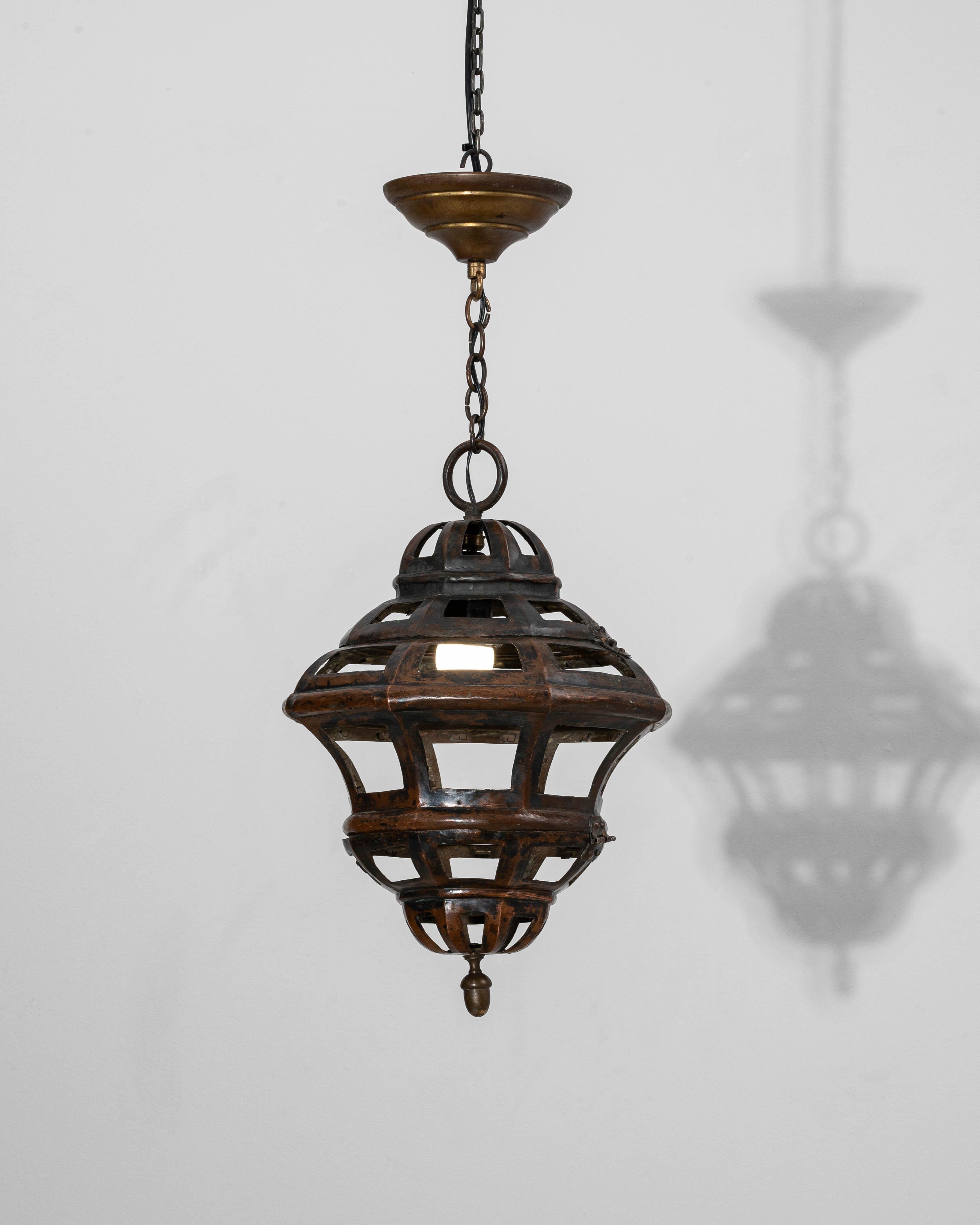 Lámpara colgante francesa de cobre de 1900 con diseño de cúpula calada en venta 3