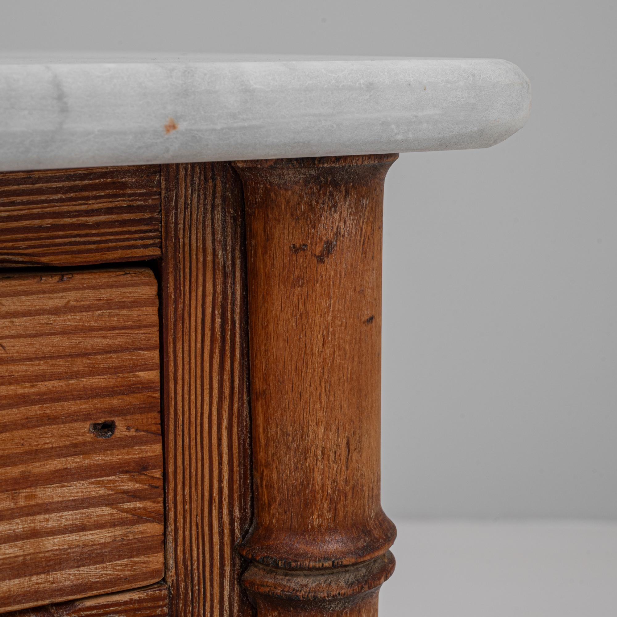 Mesilla de noche francesa de bambú sintético de 1900 con tapa de mármol en venta 4