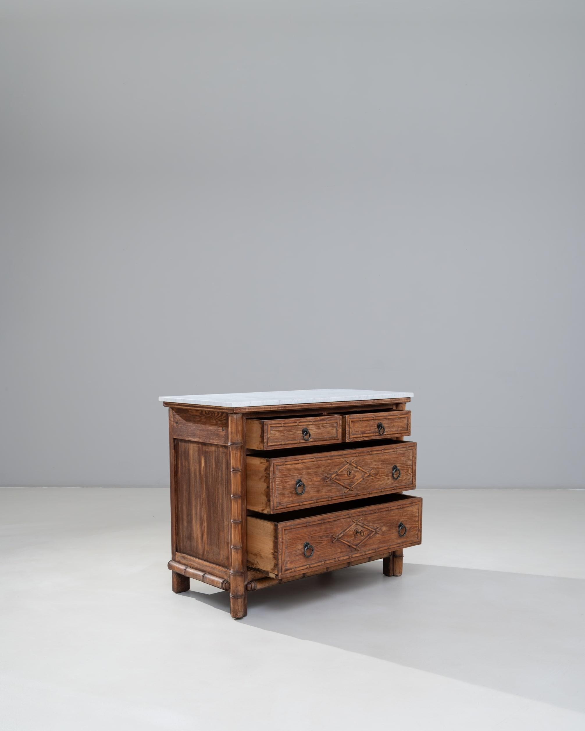 Cassettiera francese del 1900 in finto bambù con piano in marmo in vendita 4