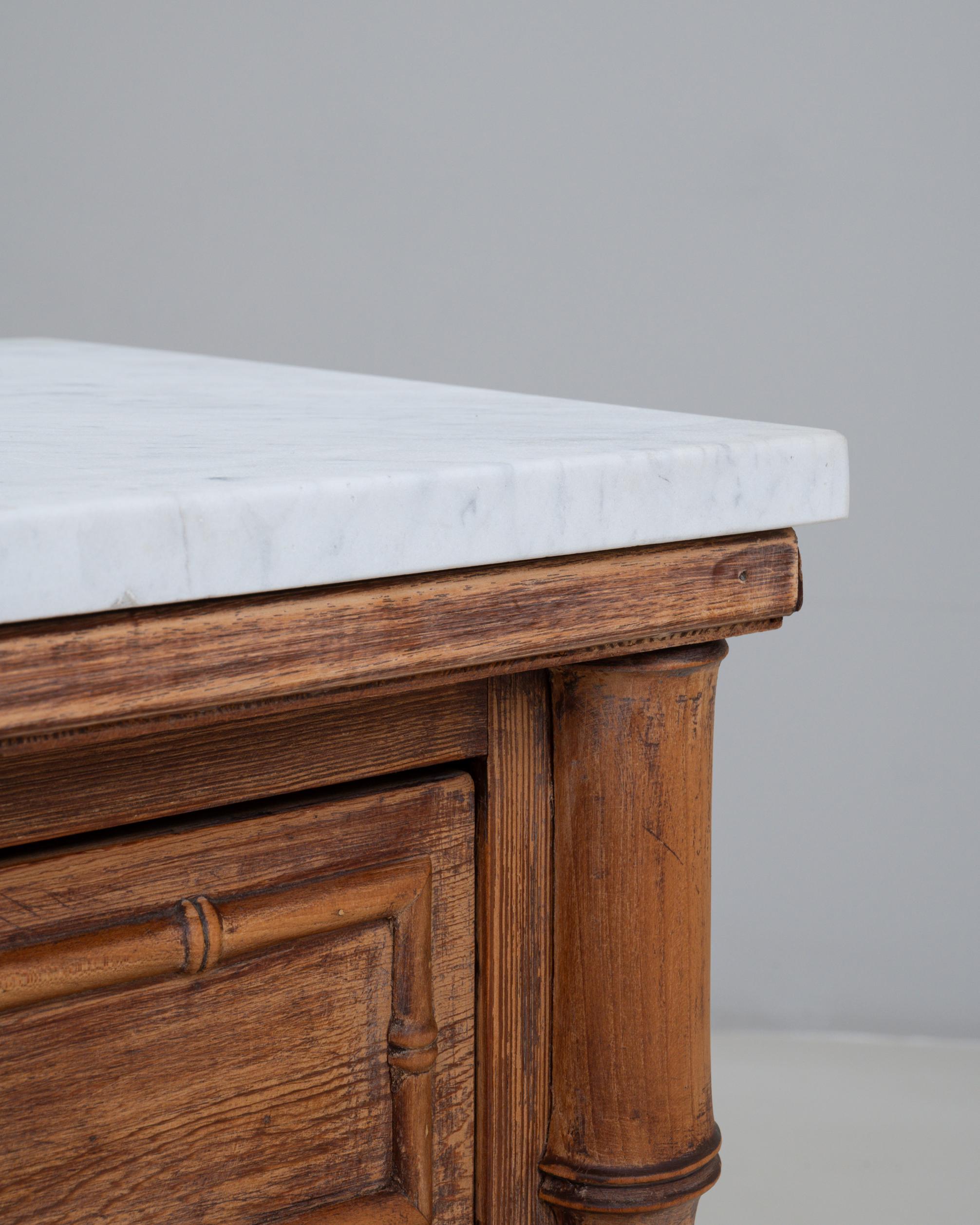 Cassettiera francese del 1900 in finto bambù con piano in marmo in vendita 4