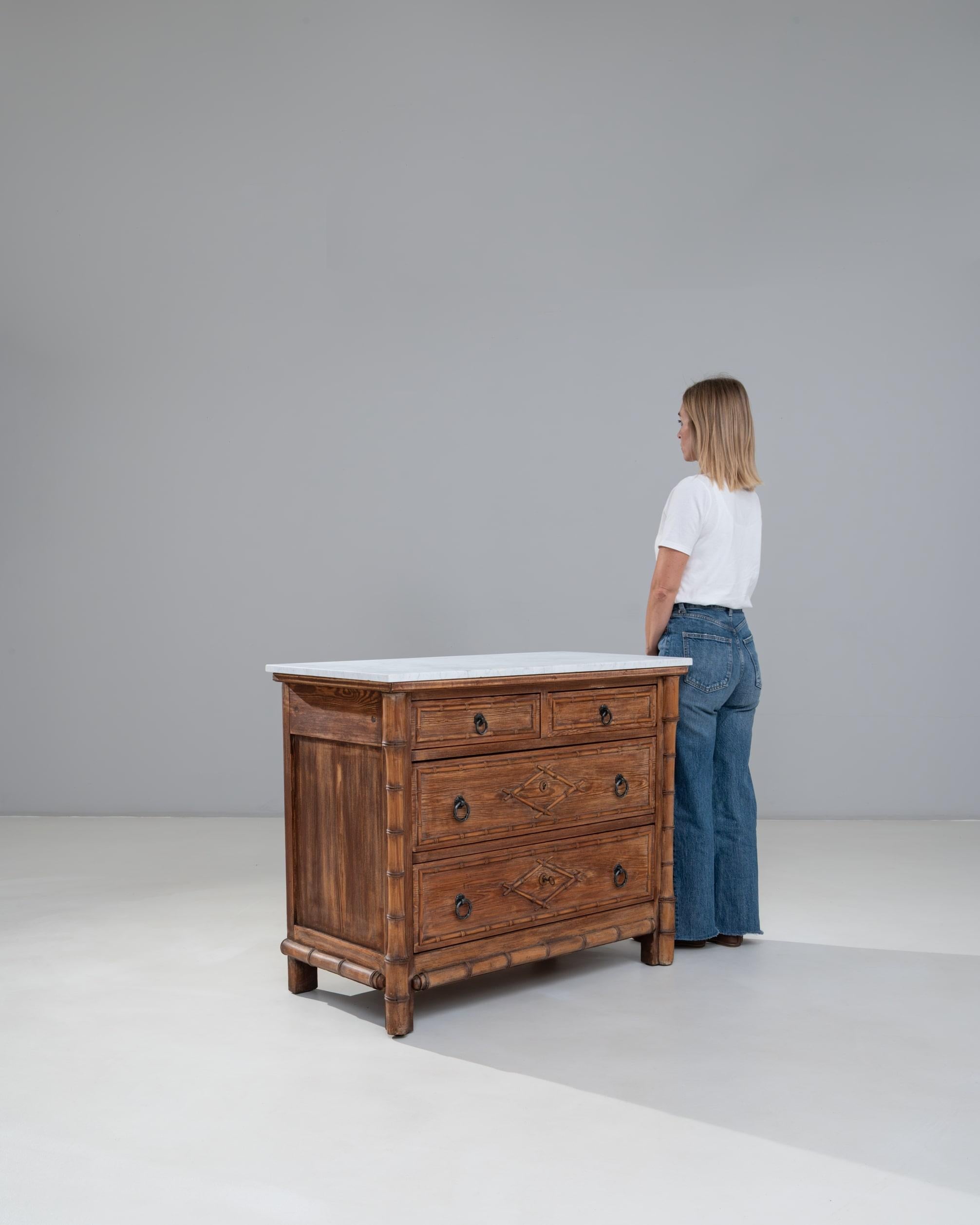 Cassettiera francese del 1900 in finto bambù con piano in marmo in vendita 5