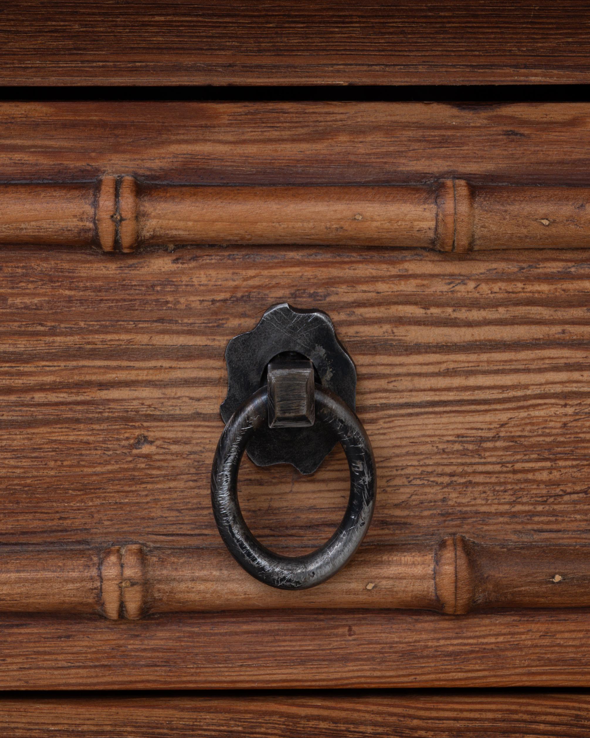 Cassettiera francese del 1900 in finto bambù con piano in marmo in vendita 5