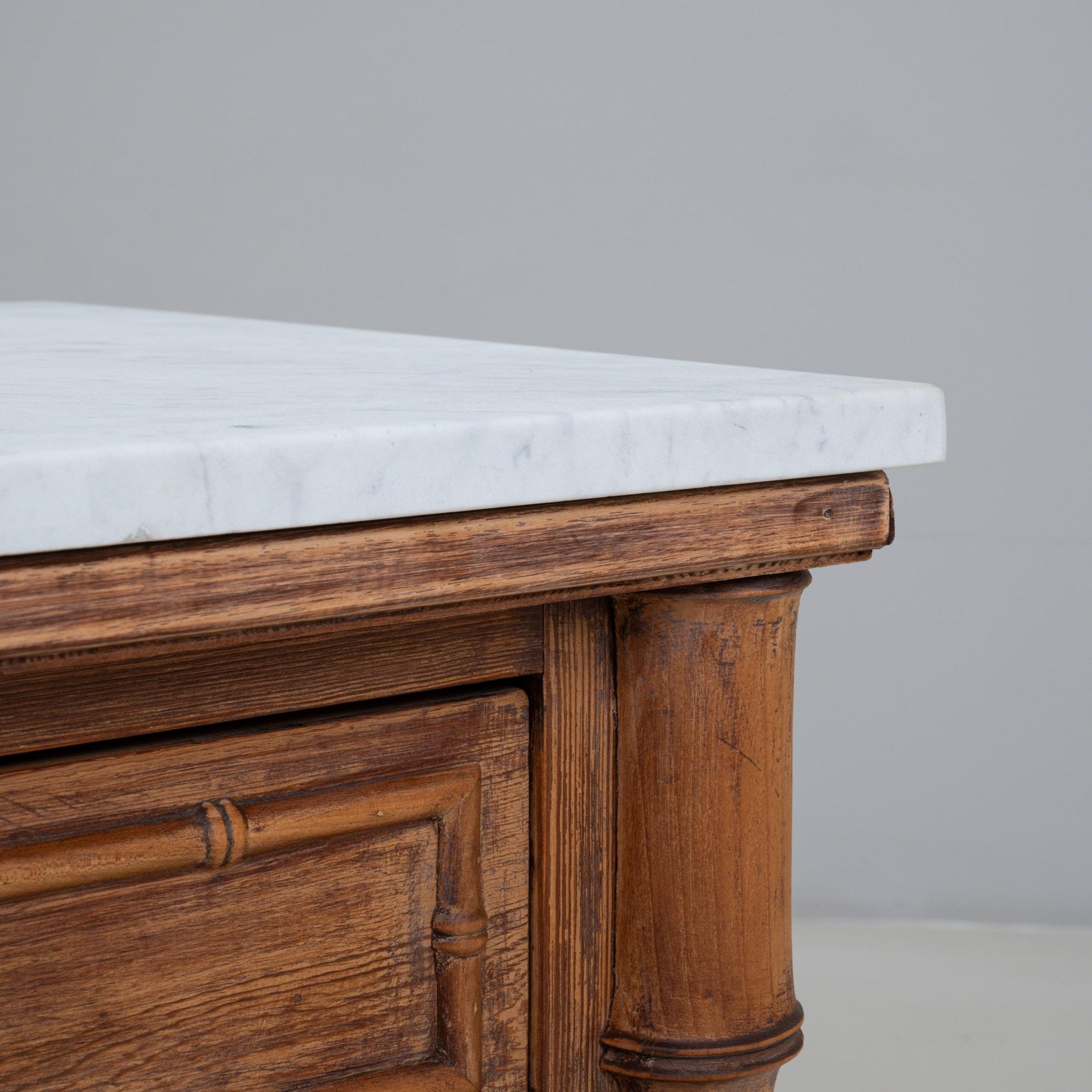 Cassettiera francese del 1900 in finto bambù con piano in marmo in vendita 6