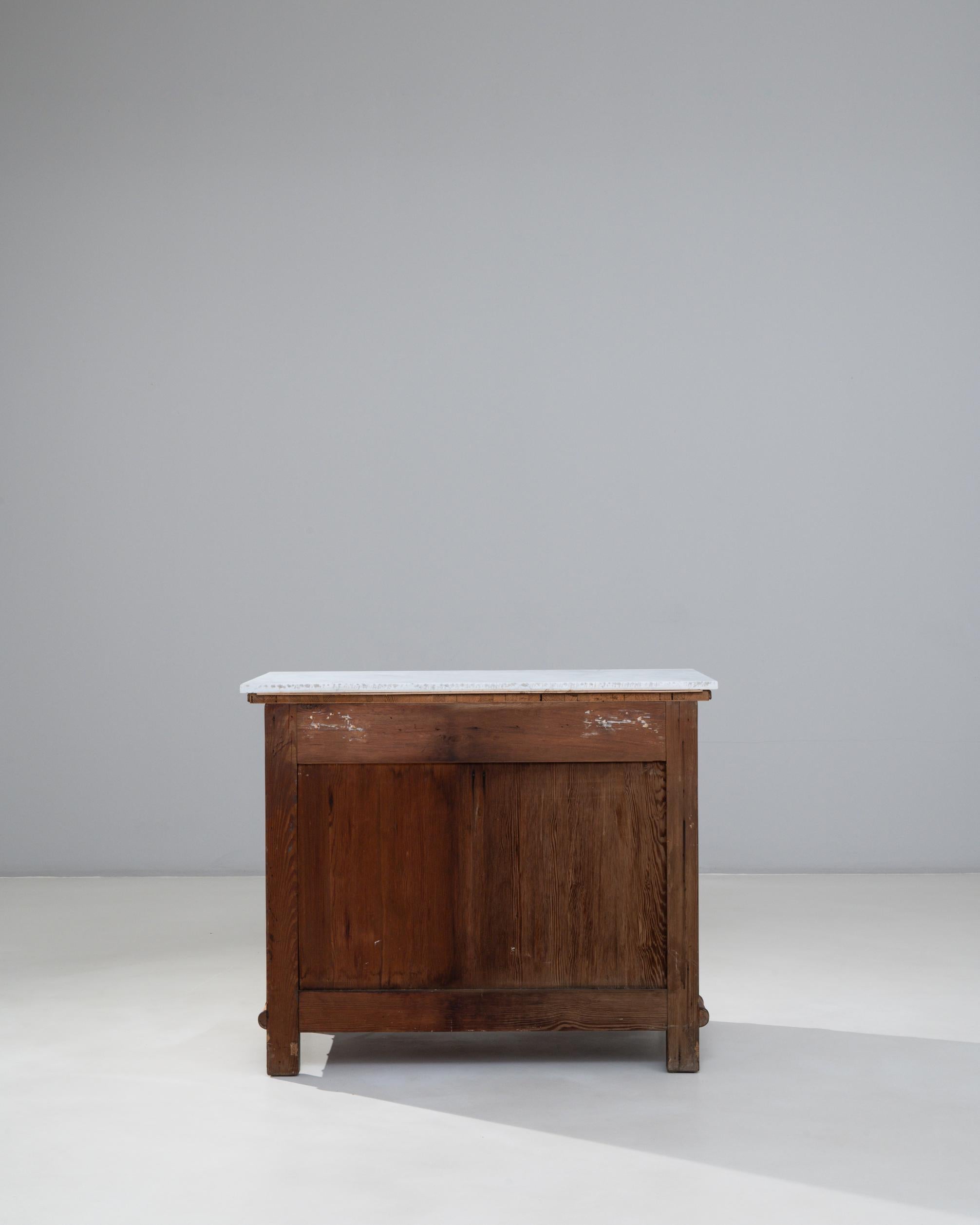 Cassettiera francese del 1900 in finto bambù con piano in marmo in vendita 7