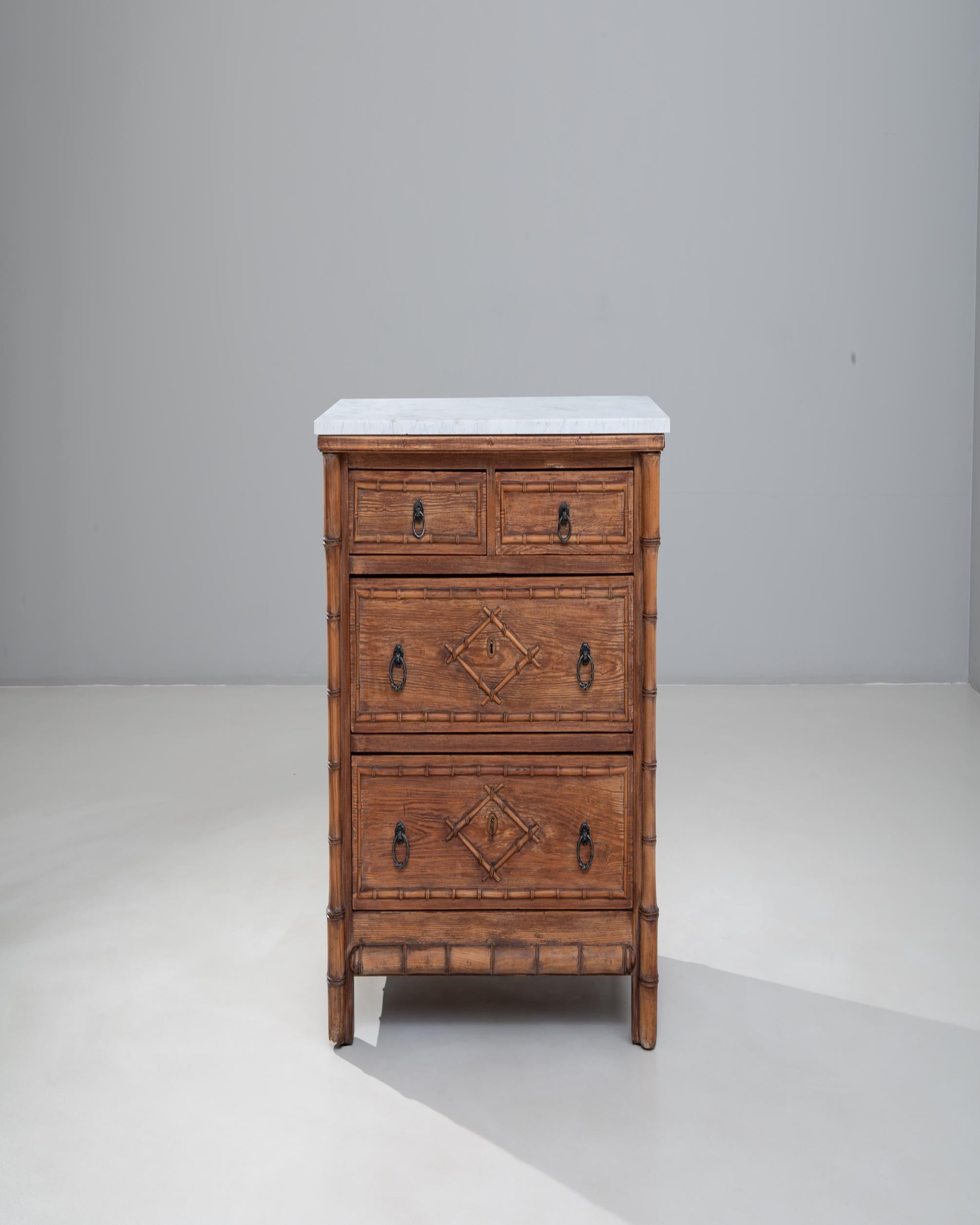 Cassettiera francese del 1900 in finto bambù con piano in marmo in vendita 8