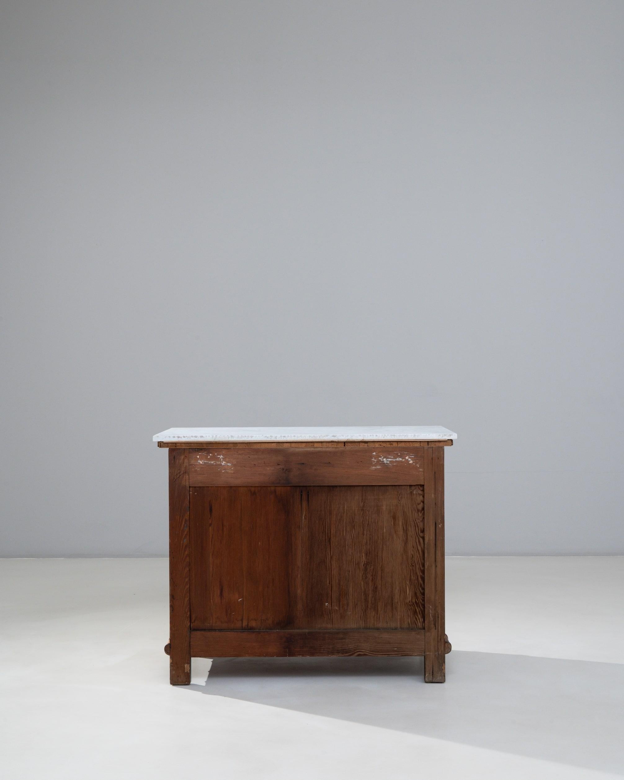 Cassettiera francese del 1900 in finto bambù con piano in marmo in vendita 9