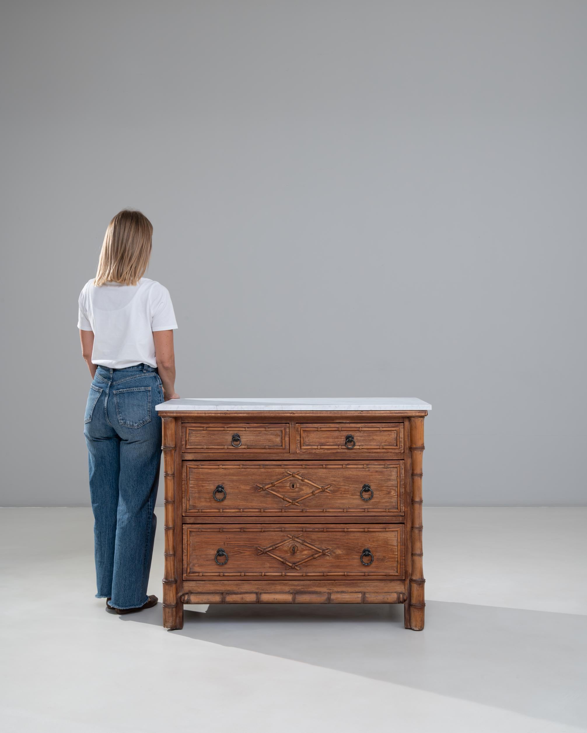 Cassettiera francese del 1900 in finto bambù con piano in marmo In condizioni buone in vendita a High Point, NC