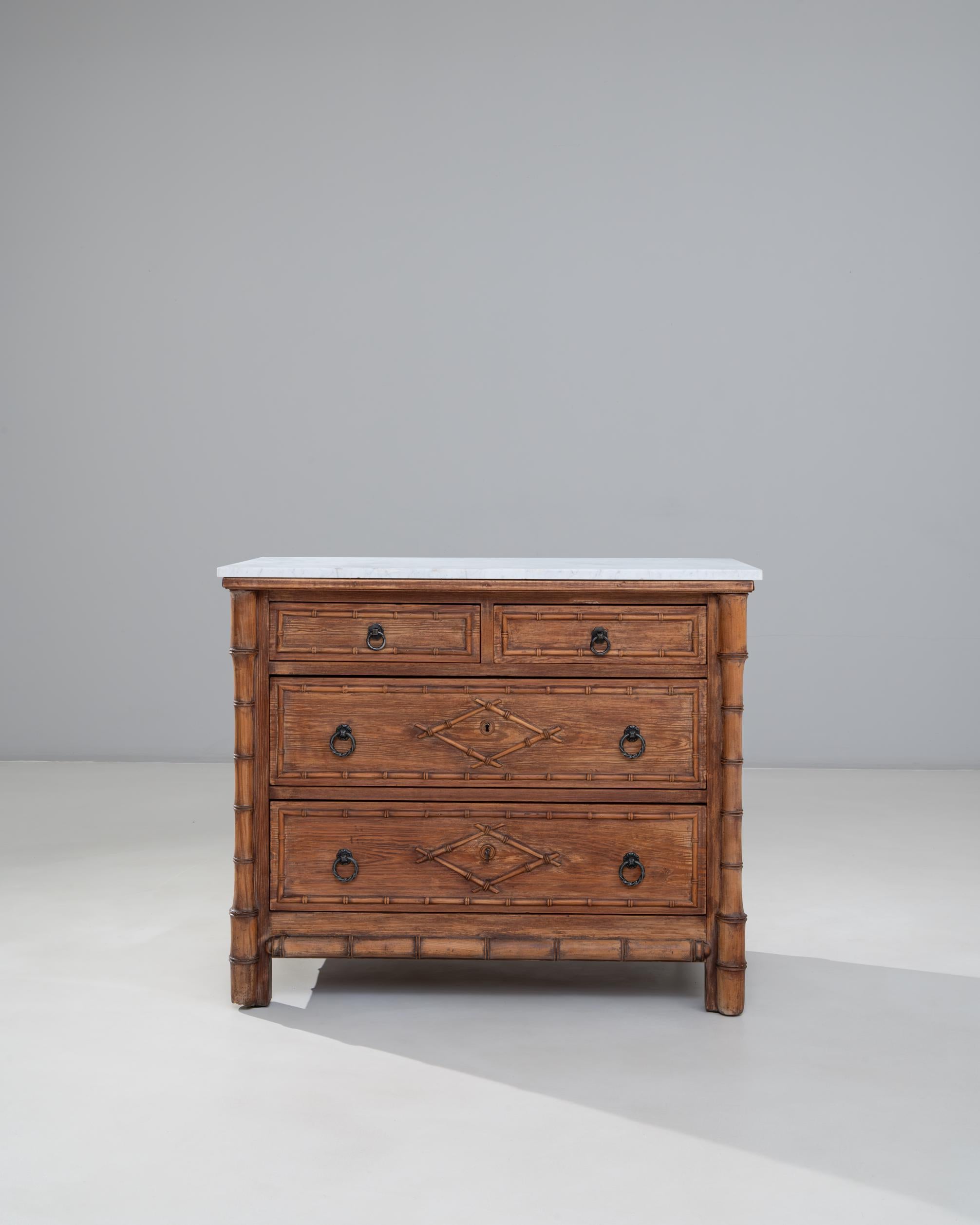 XX secolo Cassettiera francese del 1900 in finto bambù con piano in marmo in vendita