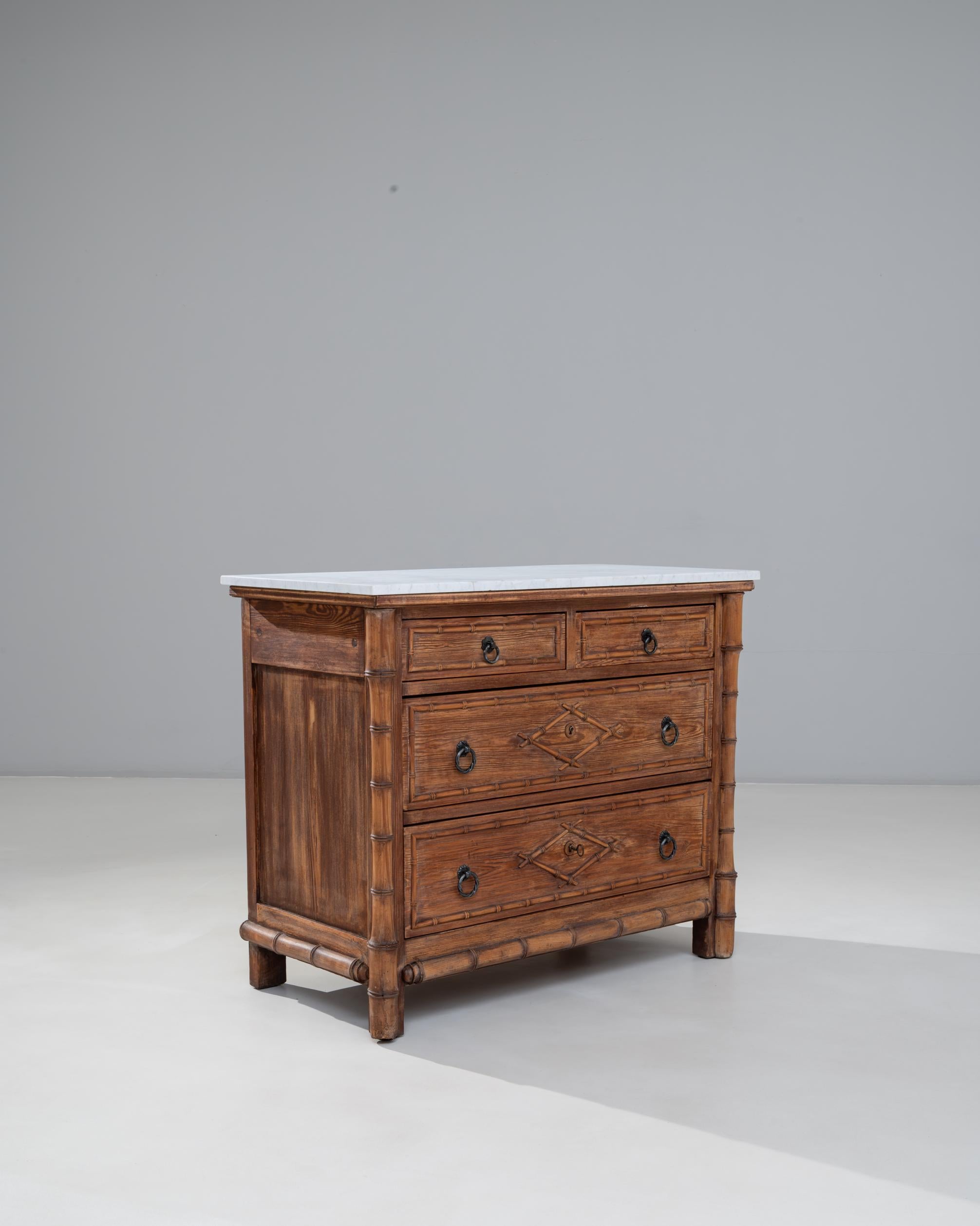 Finto bambù Cassettiera francese del 1900 in finto bambù con piano in marmo in vendita