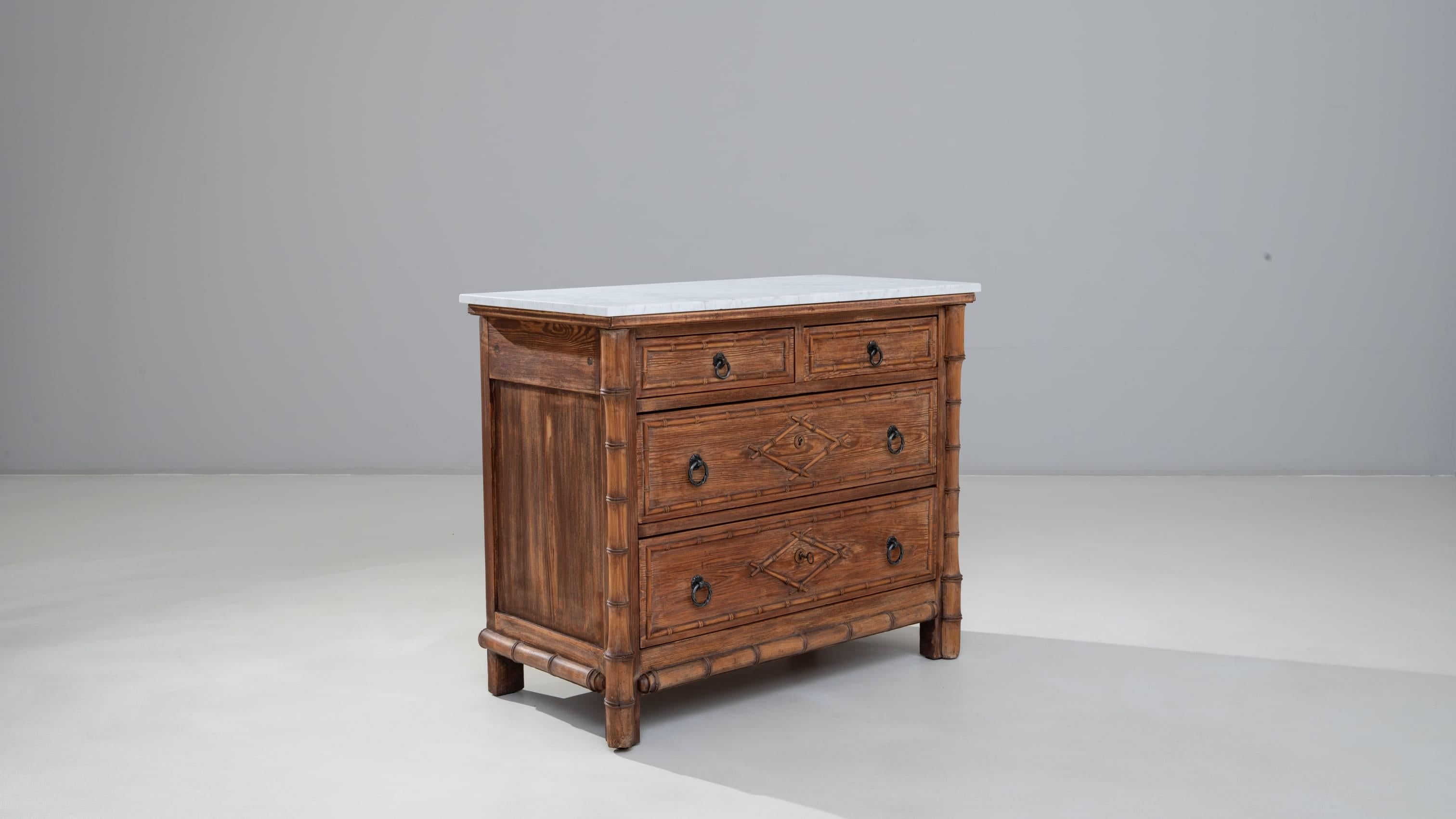 Cassettiera francese del 1900 in finto bambù con piano in marmo in vendita 1