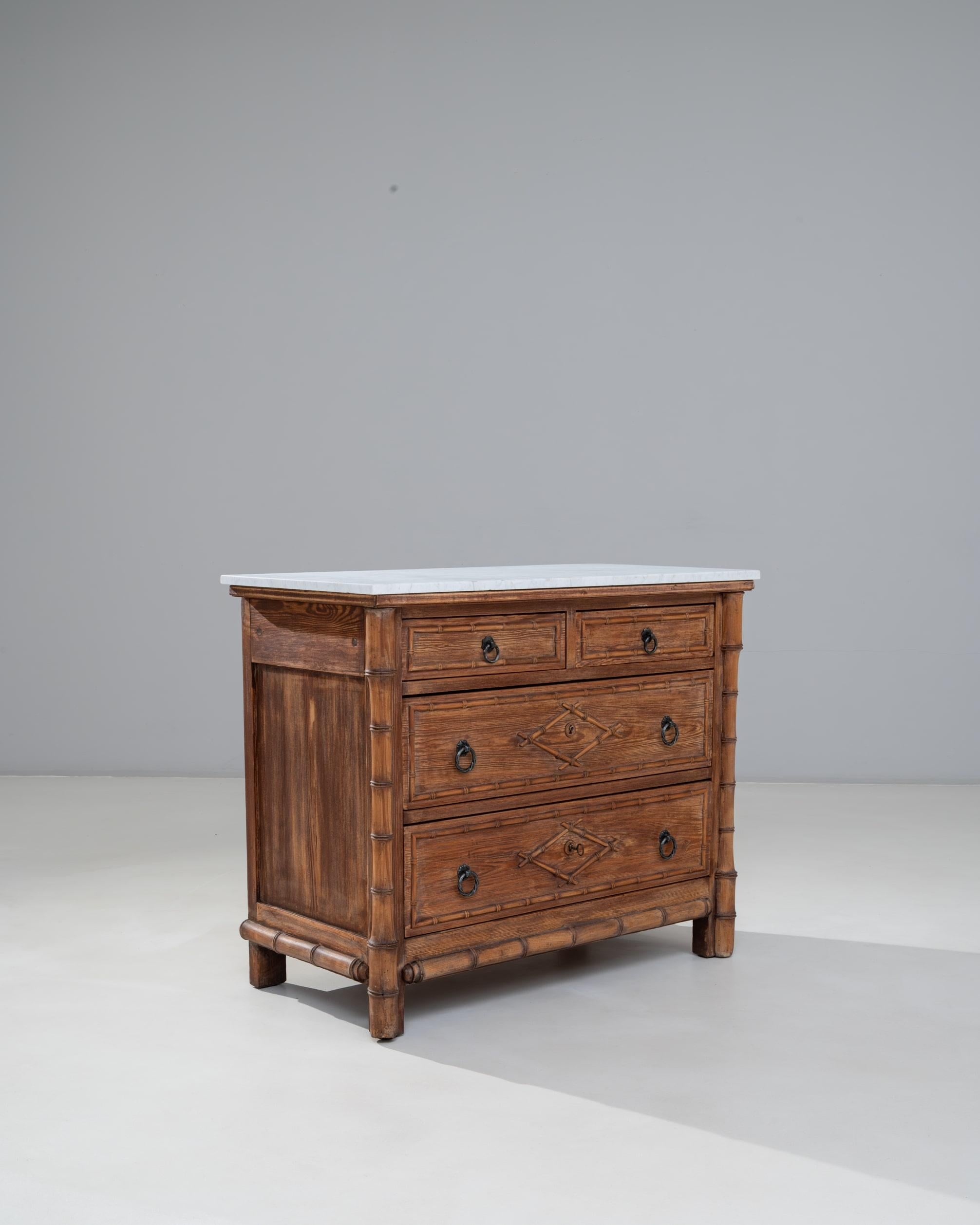 Cassettiera francese del 1900 in finto bambù con piano in marmo in vendita 2