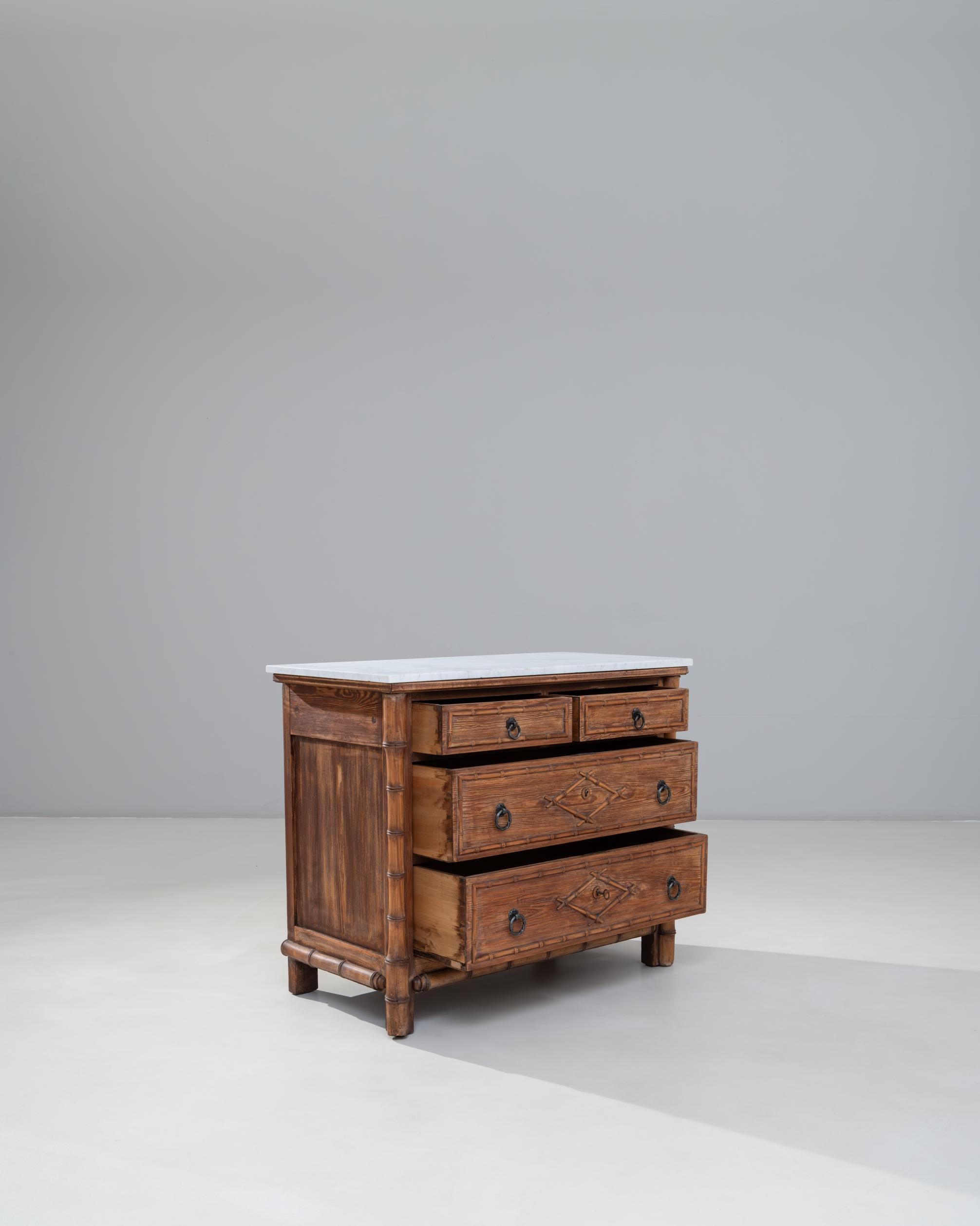 Cassettiera francese del 1900 in finto bambù con piano in marmo in vendita 2