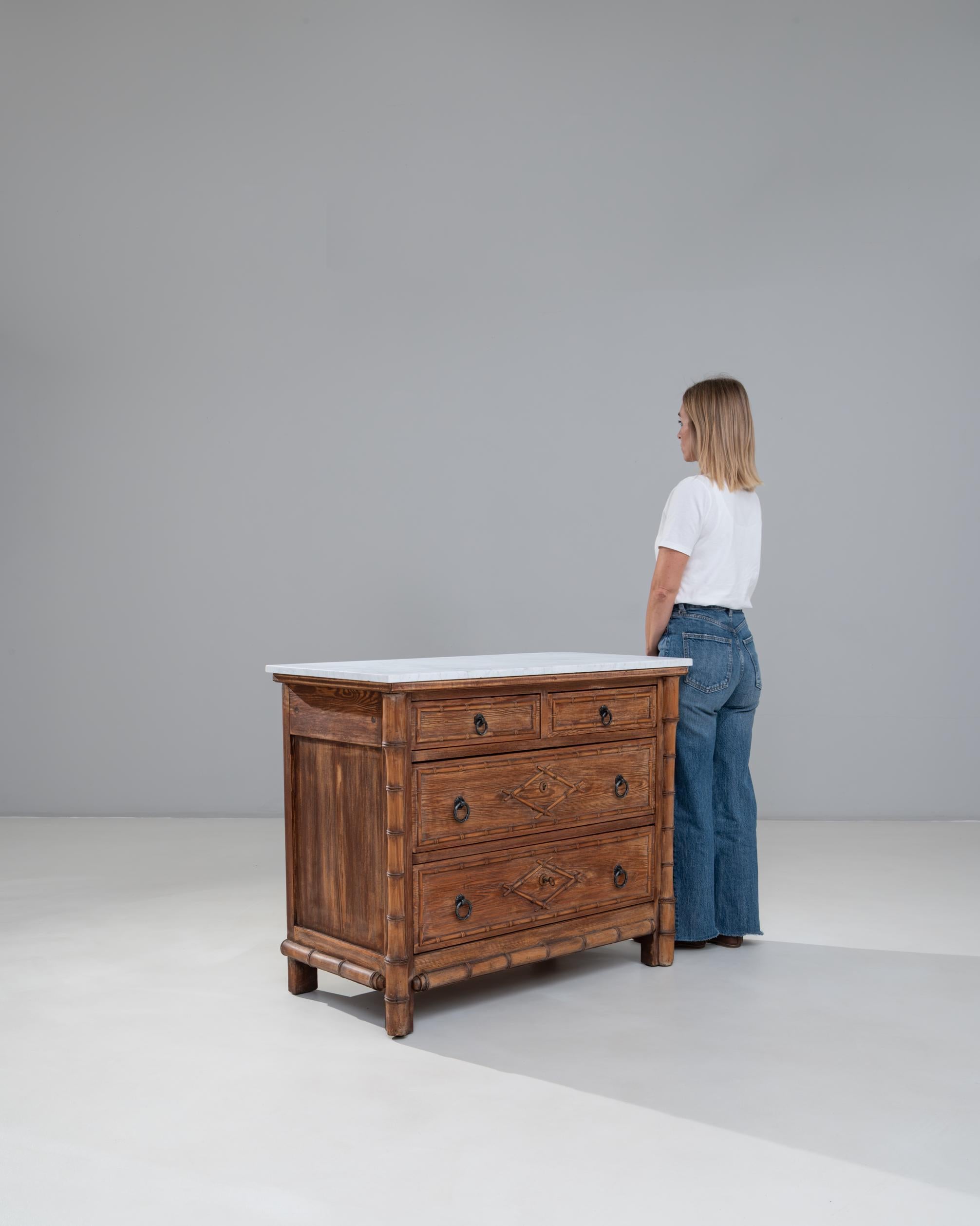 Cassettiera francese del 1900 in finto bambù con piano in marmo in vendita 3