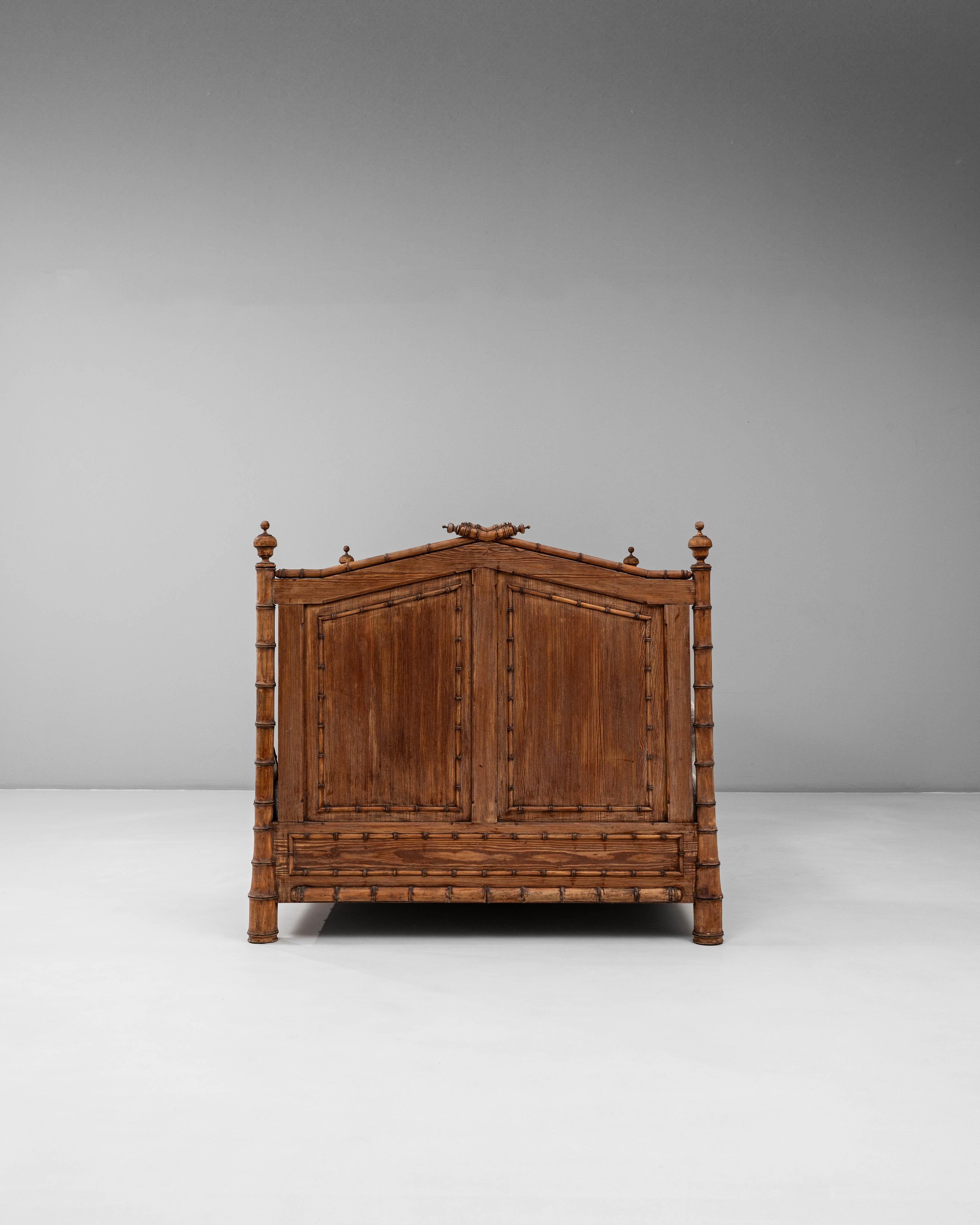 20ième siècle Lit de jour 1900 en faux bambou avec coussins en bouclette en vente
