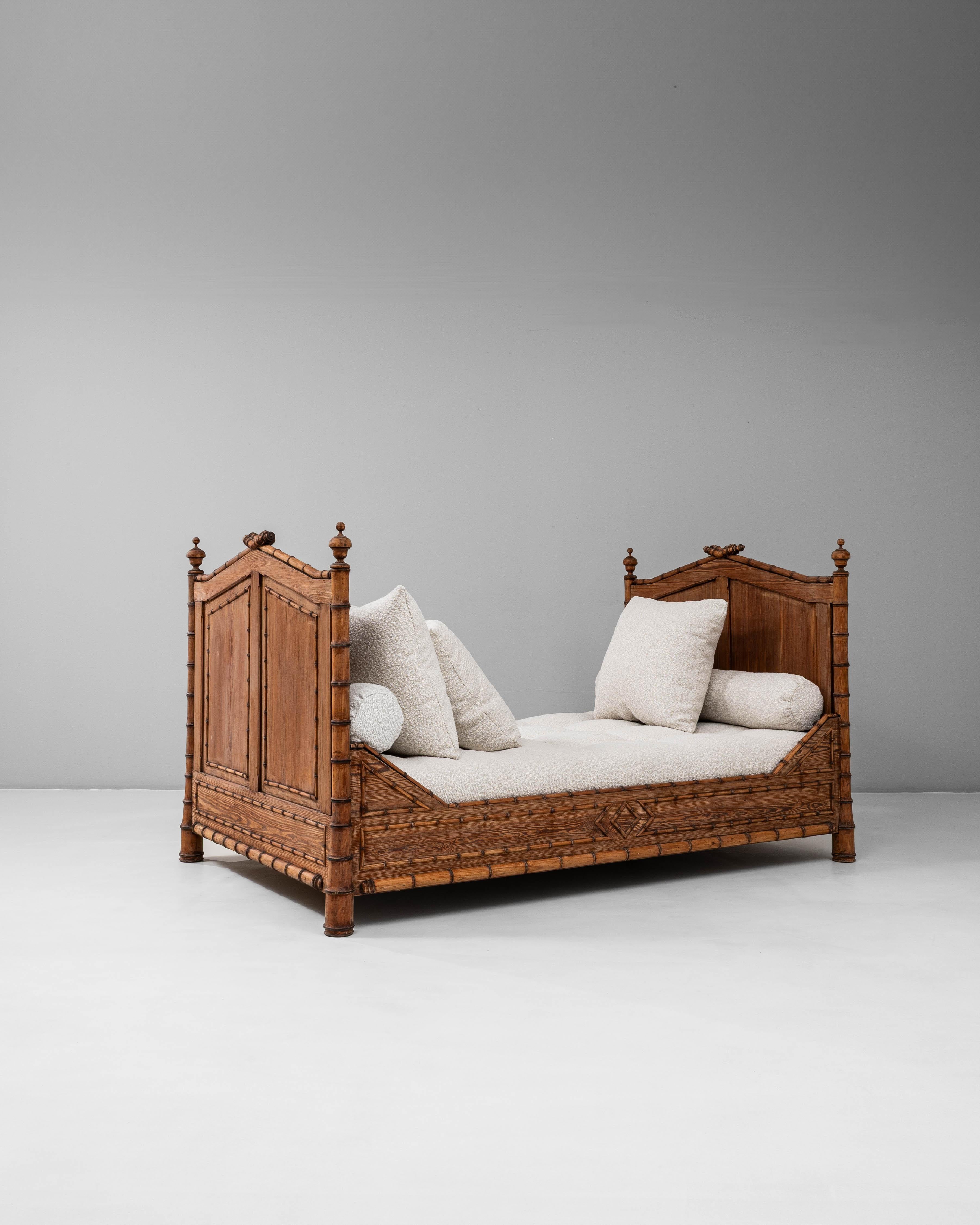 Tissu d'ameublement Lit de jour 1900 en faux bambou avec coussins en bouclette en vente