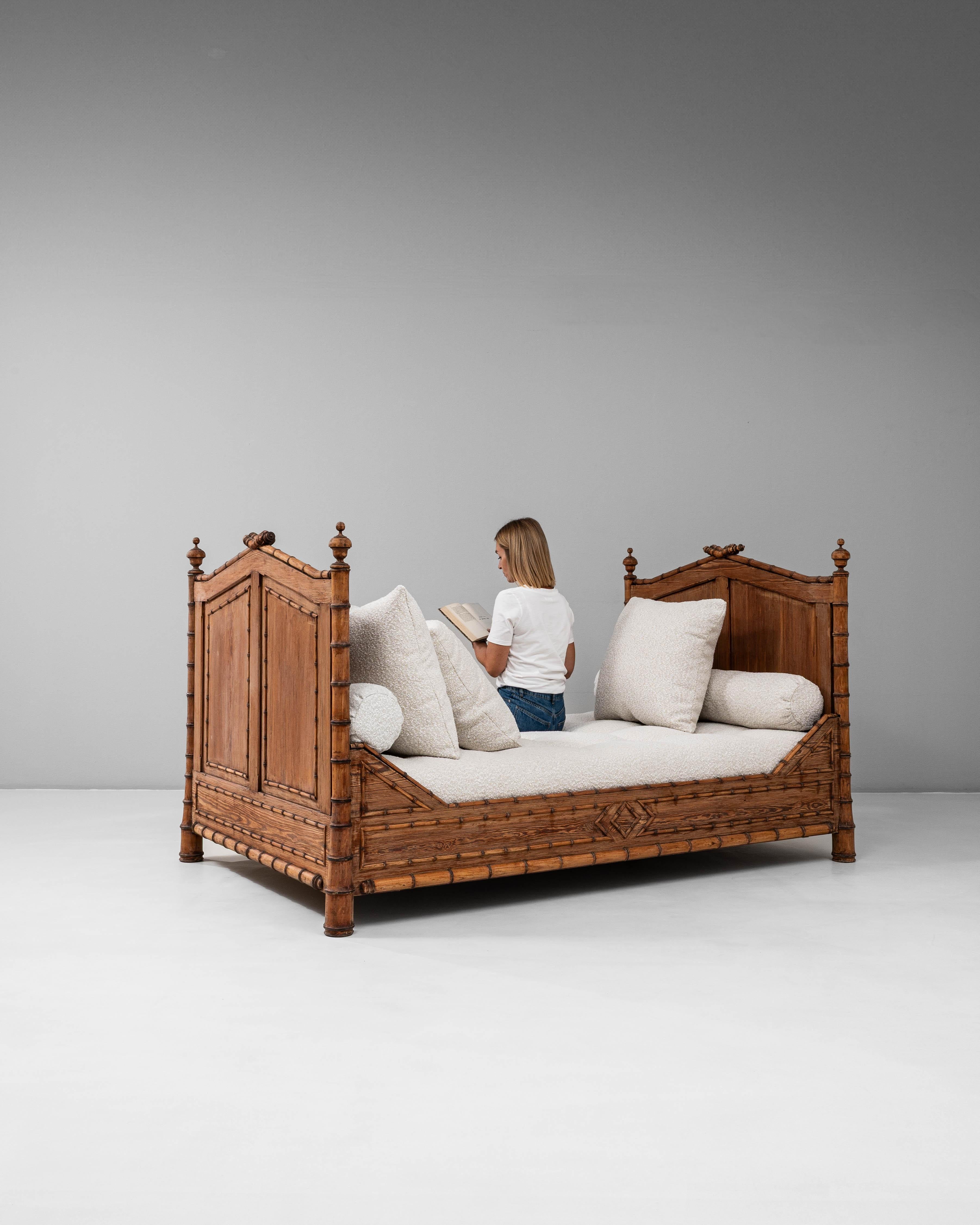 Lit de jour 1900 en faux bambou avec coussins en bouclette en vente 1