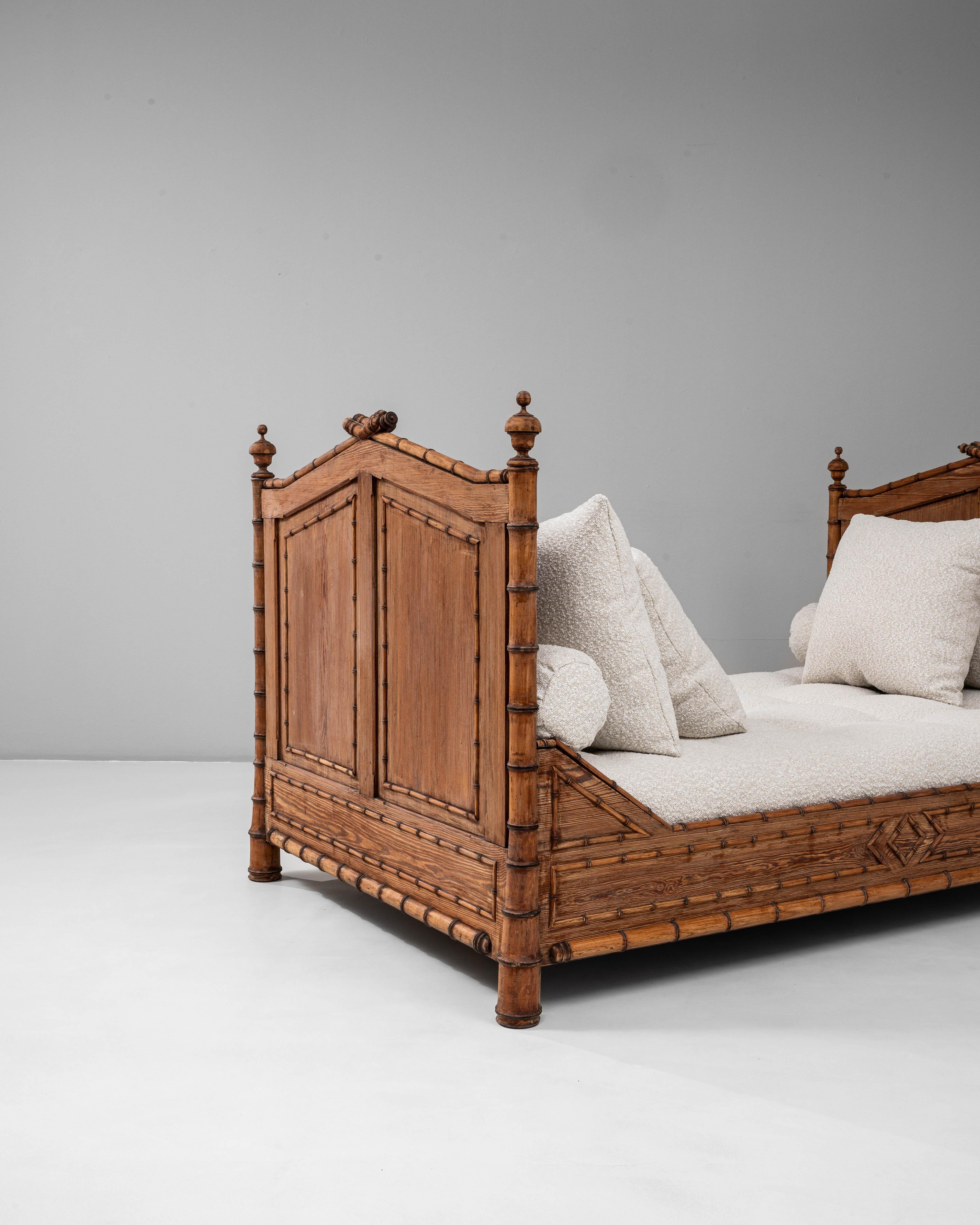 Lit de jour 1900 en faux bambou avec coussins en bouclette en vente 2