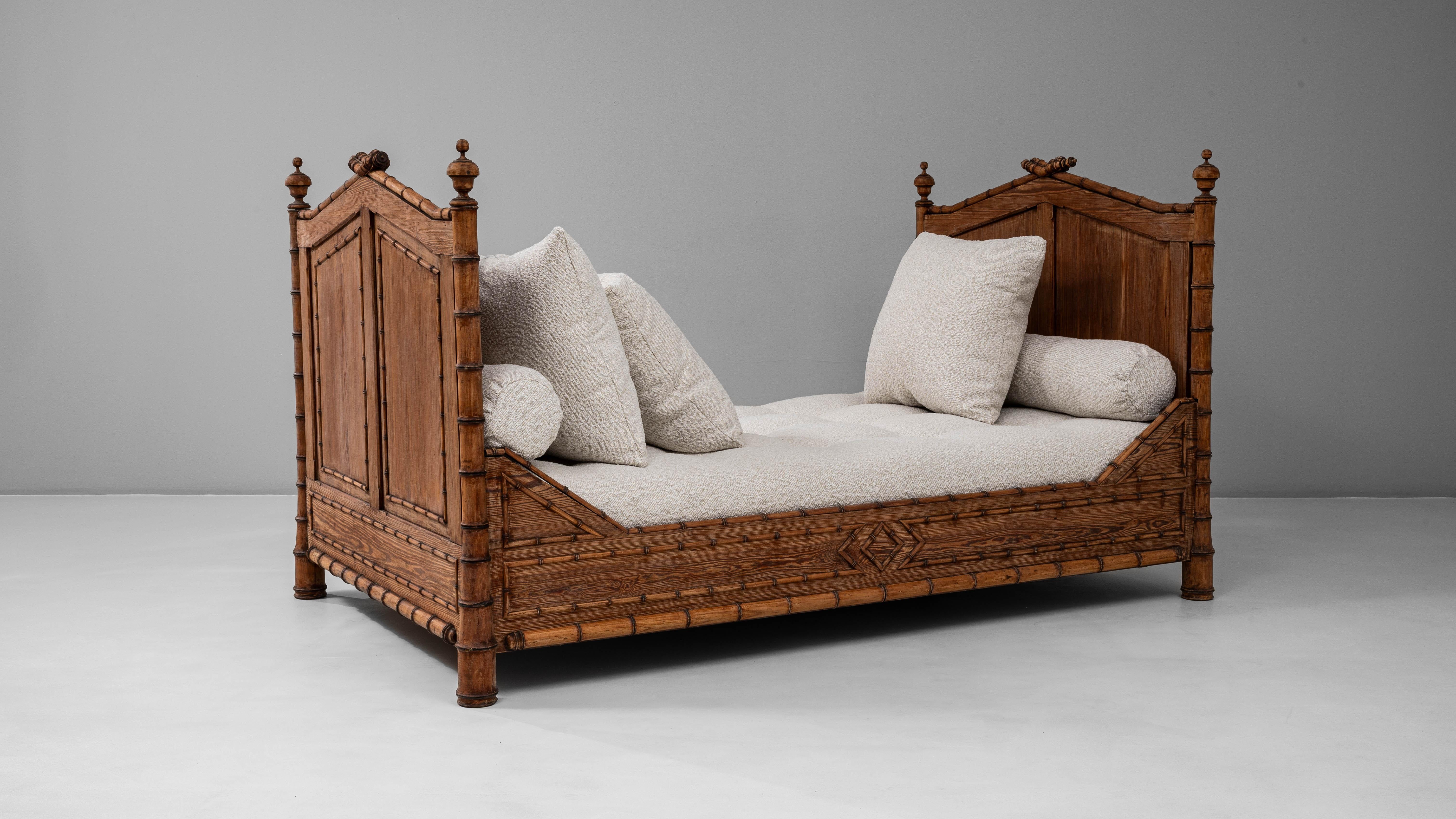 Lit de jour 1900 en faux bambou avec coussins en bouclette en vente 3