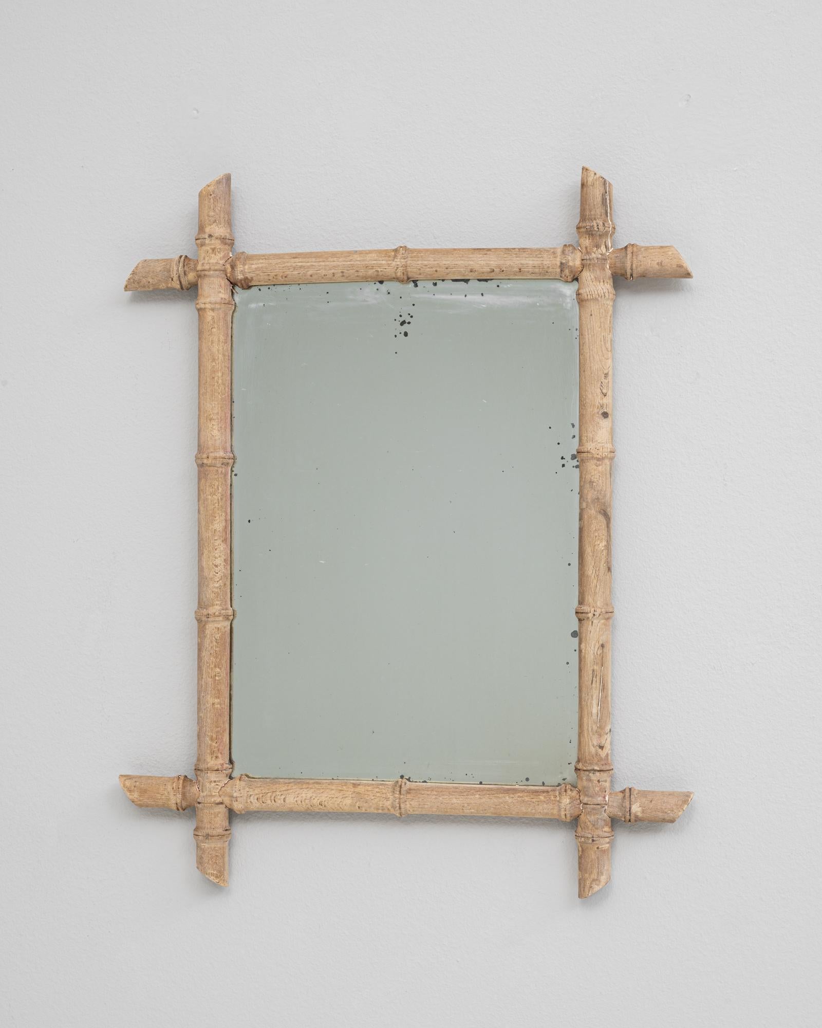 Espejo de imitación de bambú. Este encantador espejo captura la relajada elegancia del diseño de falso bambú, un estilo apreciado por su mezcla de inspiración natural y refinada artesanía. El marco de madera está tallado para que parezca un tallo de