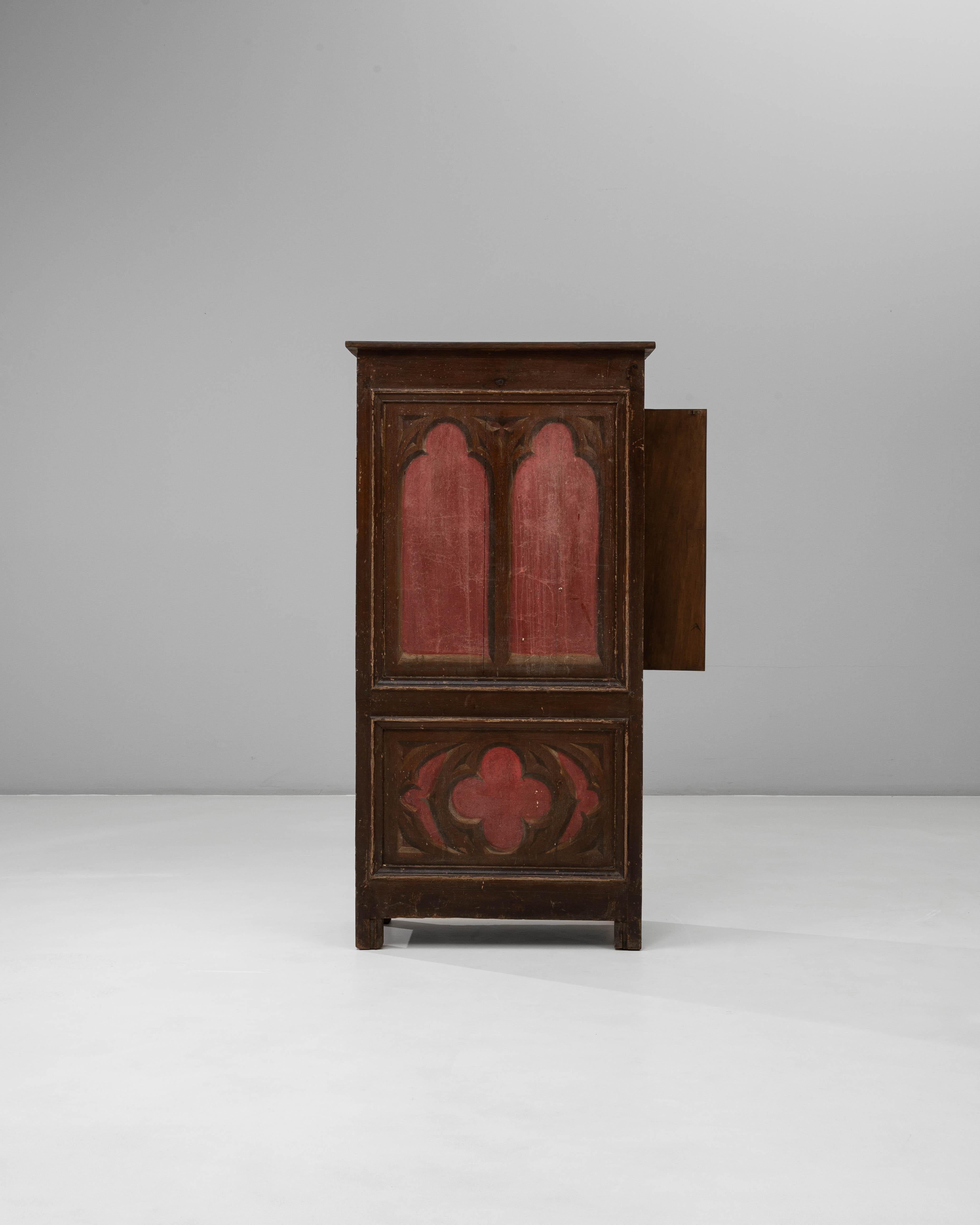 Neogotico Armadio dipinto in stile gotico francese del 1900 con motivi ad arco e a trifoglio in vendita