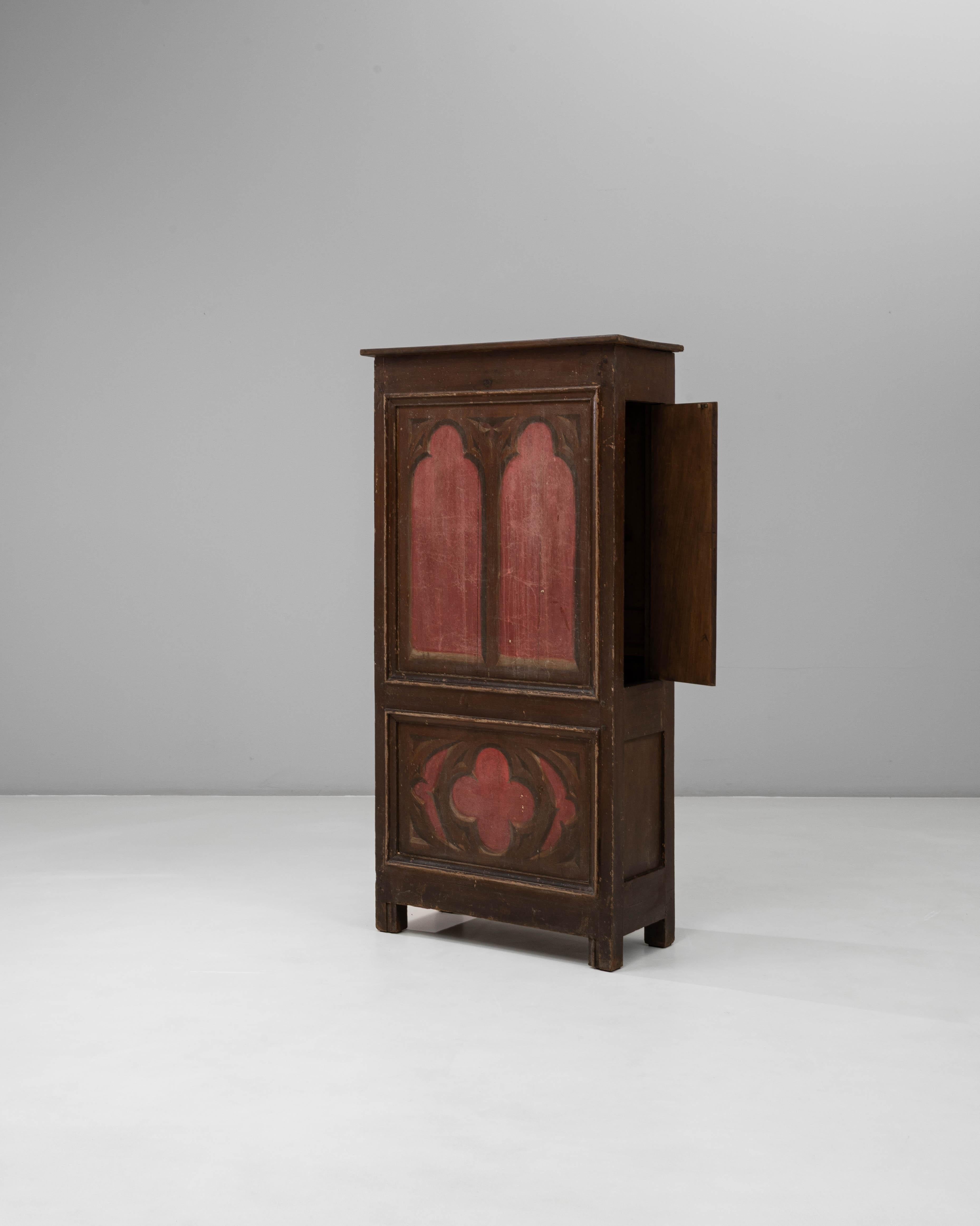 XX secolo Armadio dipinto in stile gotico francese del 1900 con motivi ad arco e a trifoglio in vendita