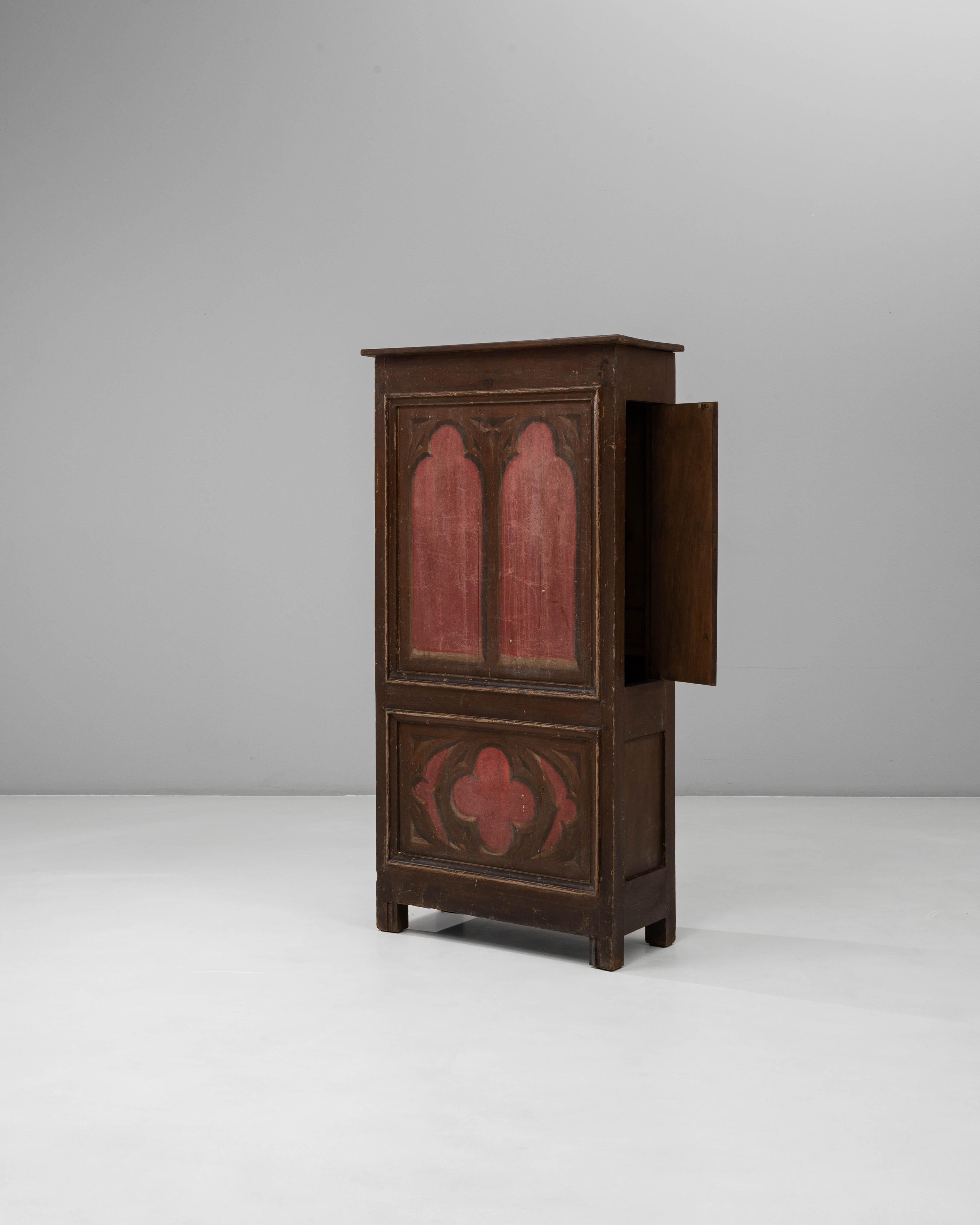 Legno Armadio dipinto in stile gotico francese del 1900 con motivi ad arco e a trifoglio in vendita