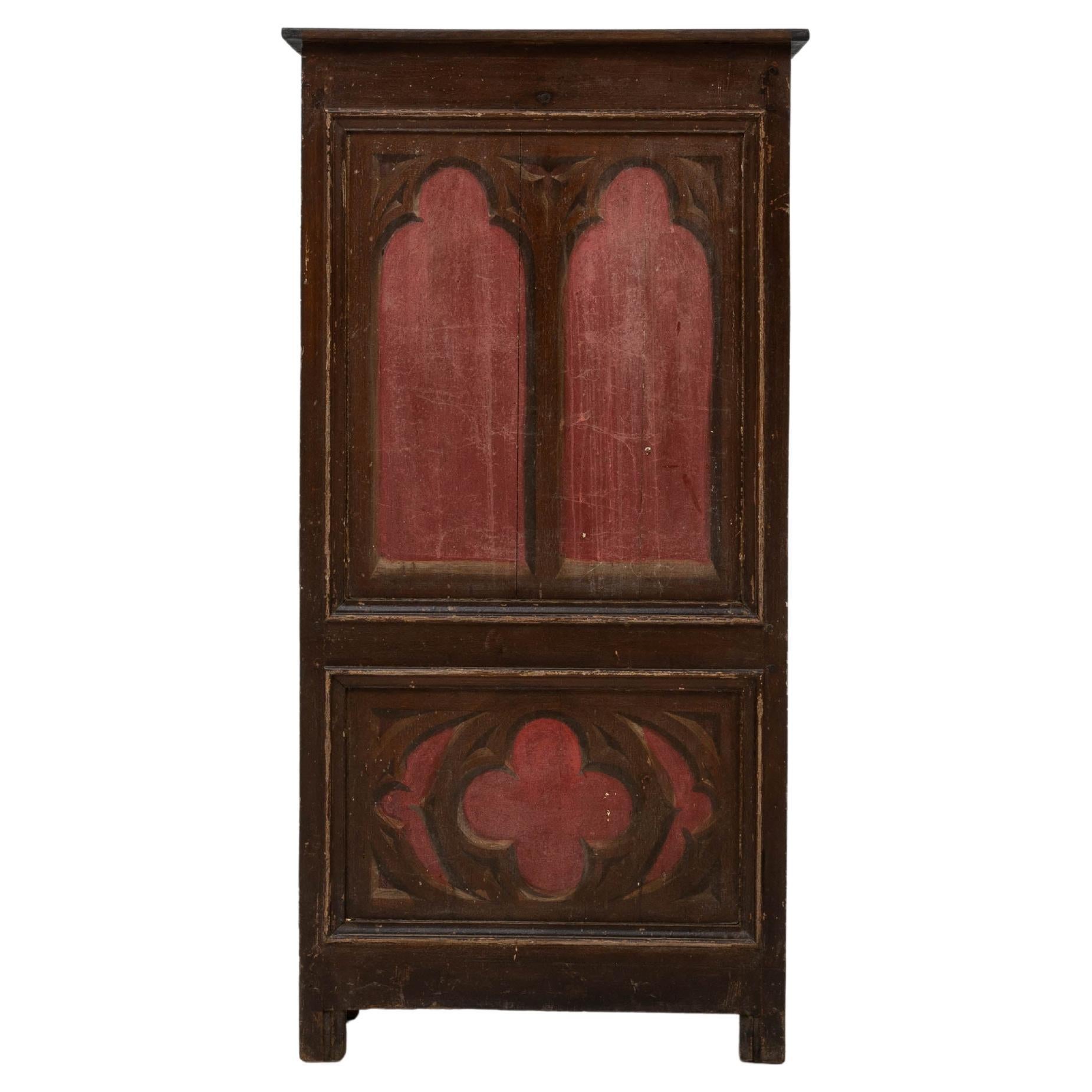 Armadio dipinto in stile gotico francese del 1900 con motivi ad arco e a trifoglio in vendita