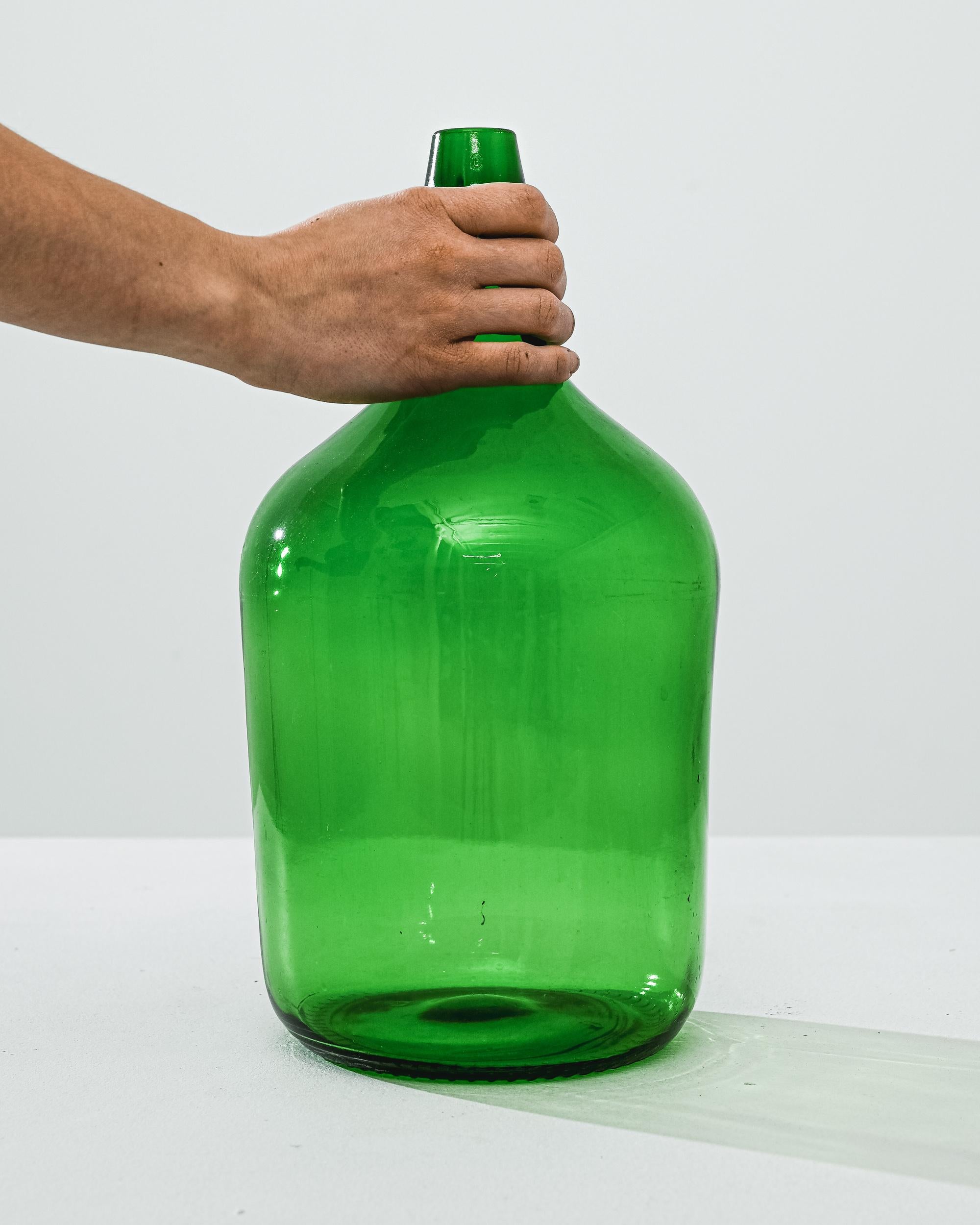 Ce verre ballon à vin vert français des années 1900, connu sous le nom de 