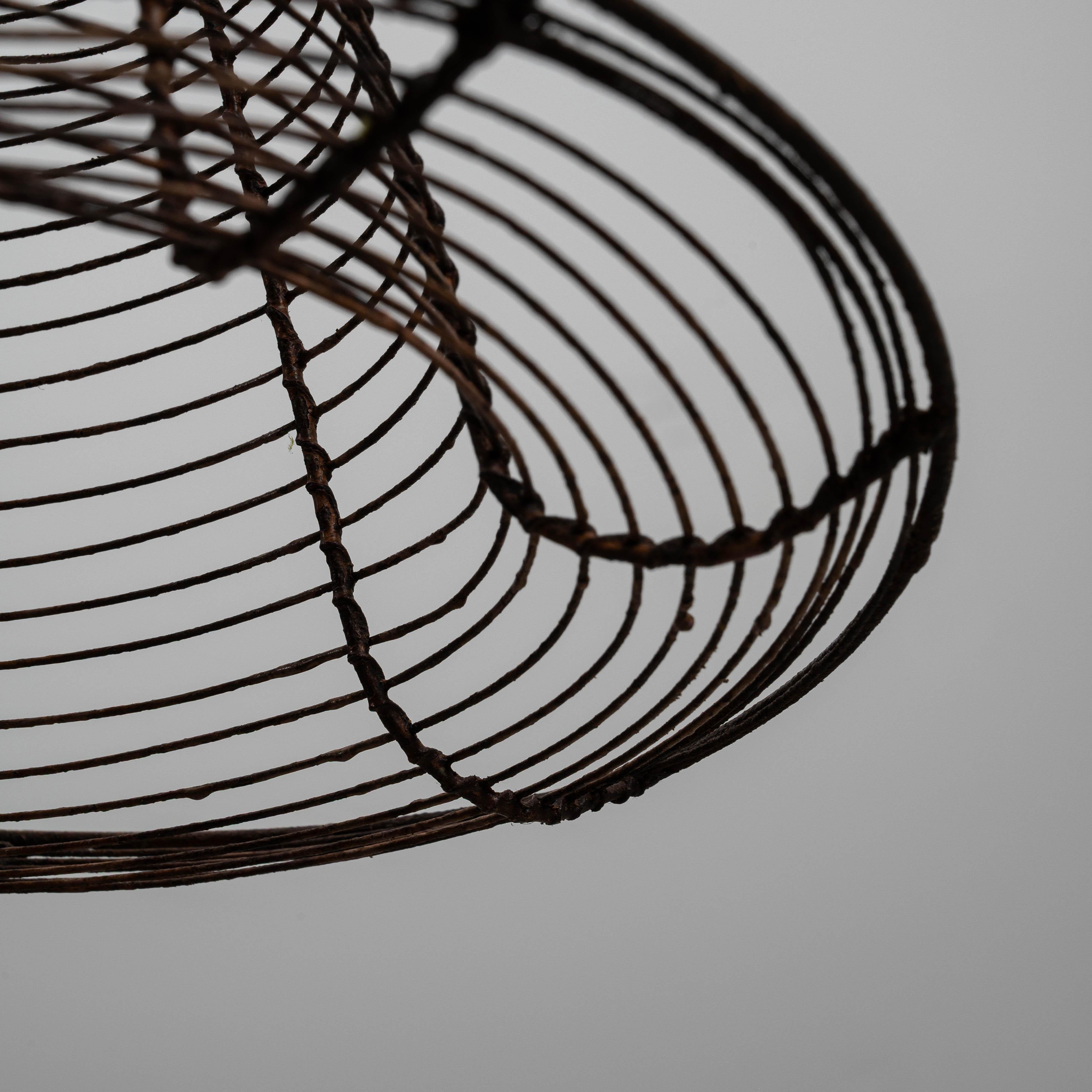 Lampada a sospensione industriale francese del 1900 con struttura in filo metallico svasato in vendita 3