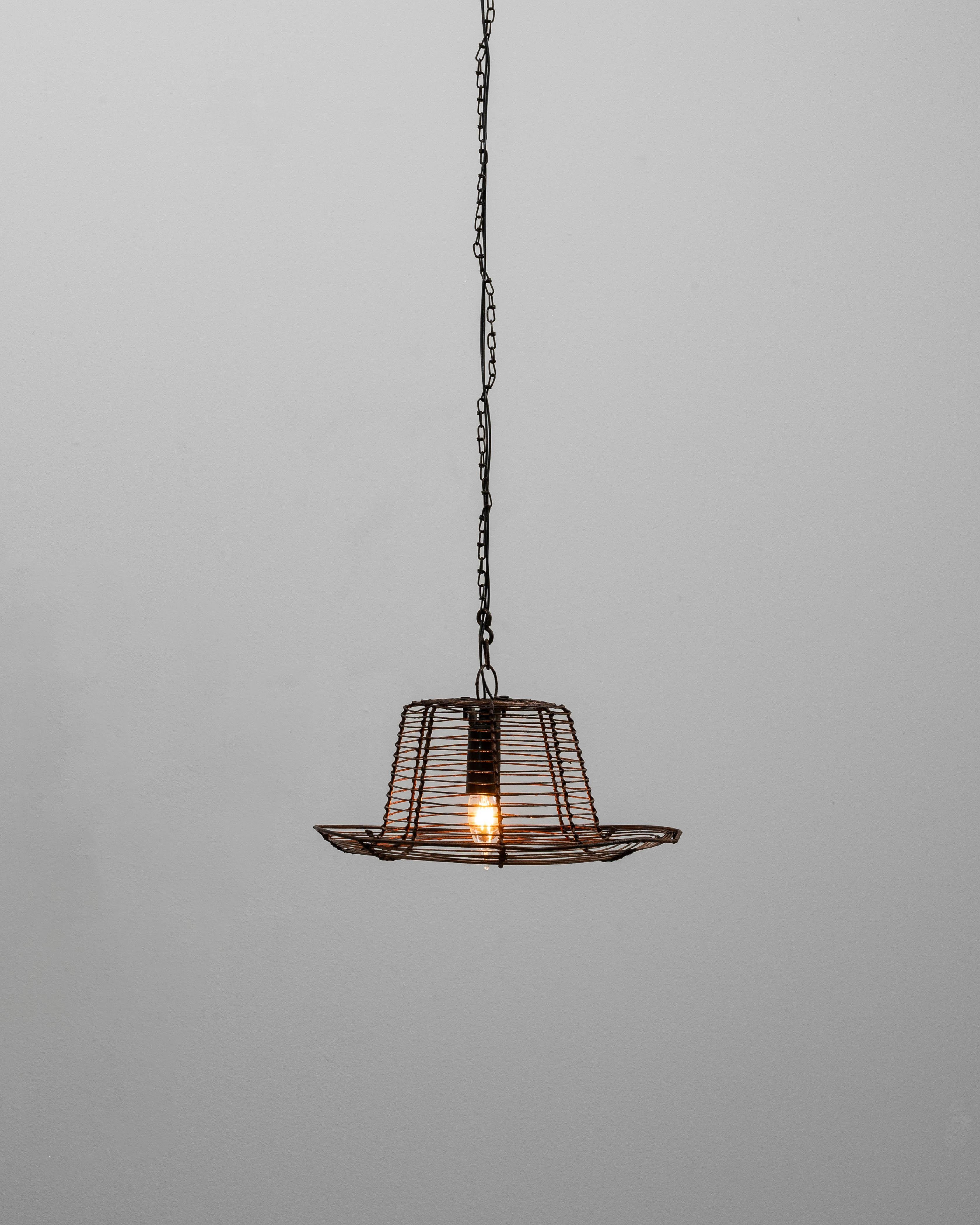 Lampada a sospensione industriale francese del 1900 con struttura in filo metallico svasato in vendita 5