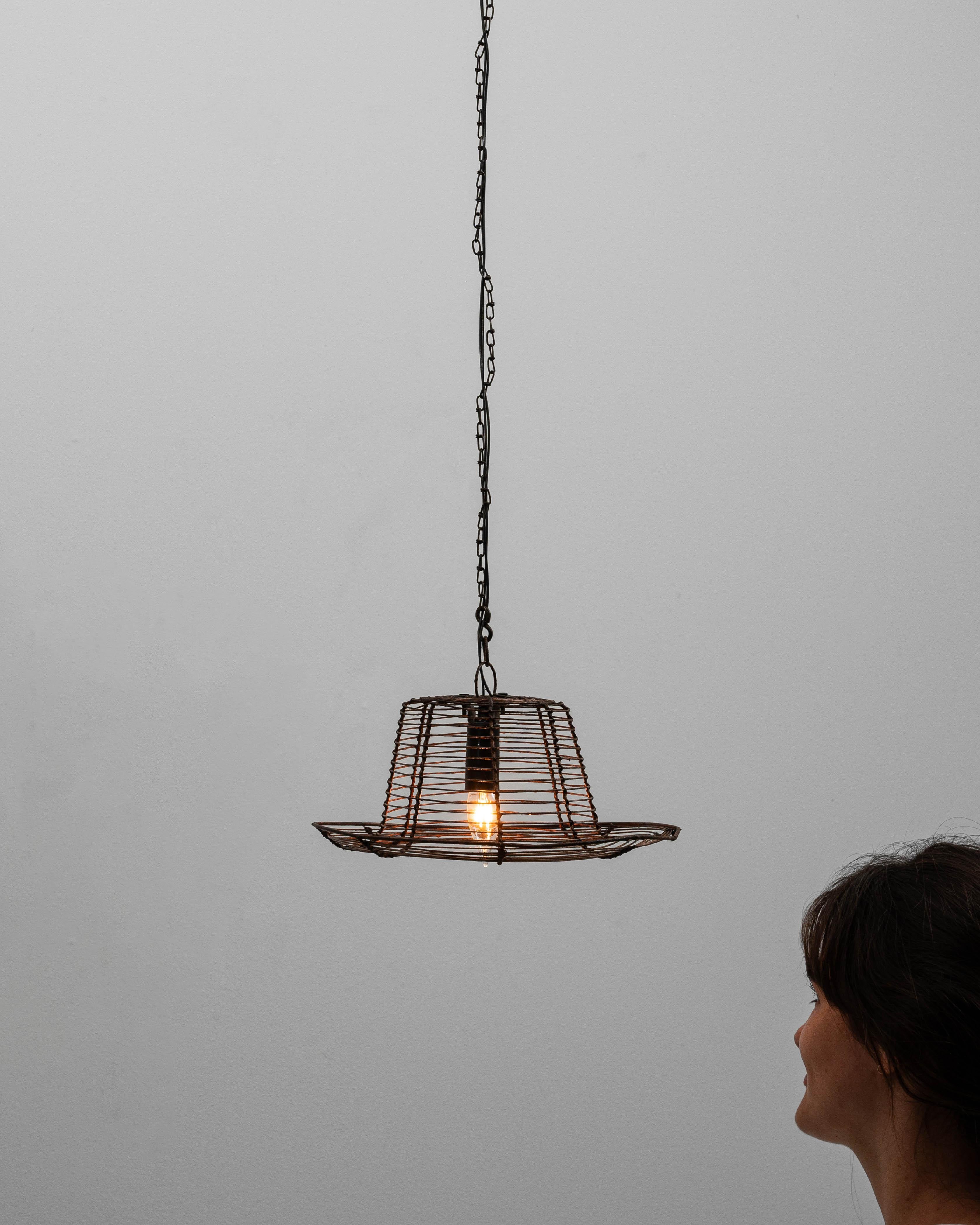 Lampada a sospensione industriale francese del 1900 con struttura in filo metallico svasato in vendita 6