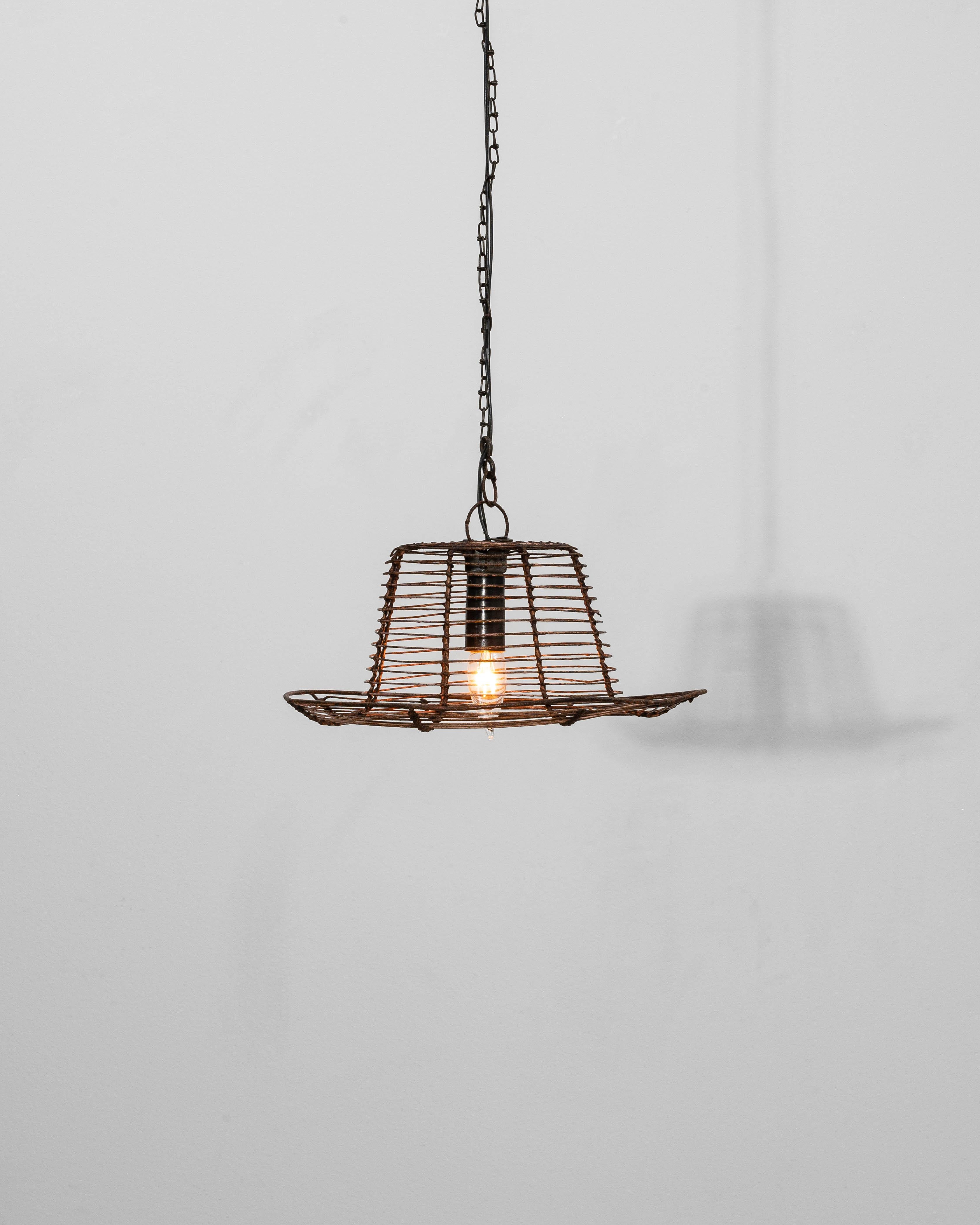 Lampada a sospensione industriale francese del 1900 con struttura in filo metallico svasato In condizioni buone in vendita a High Point, NC