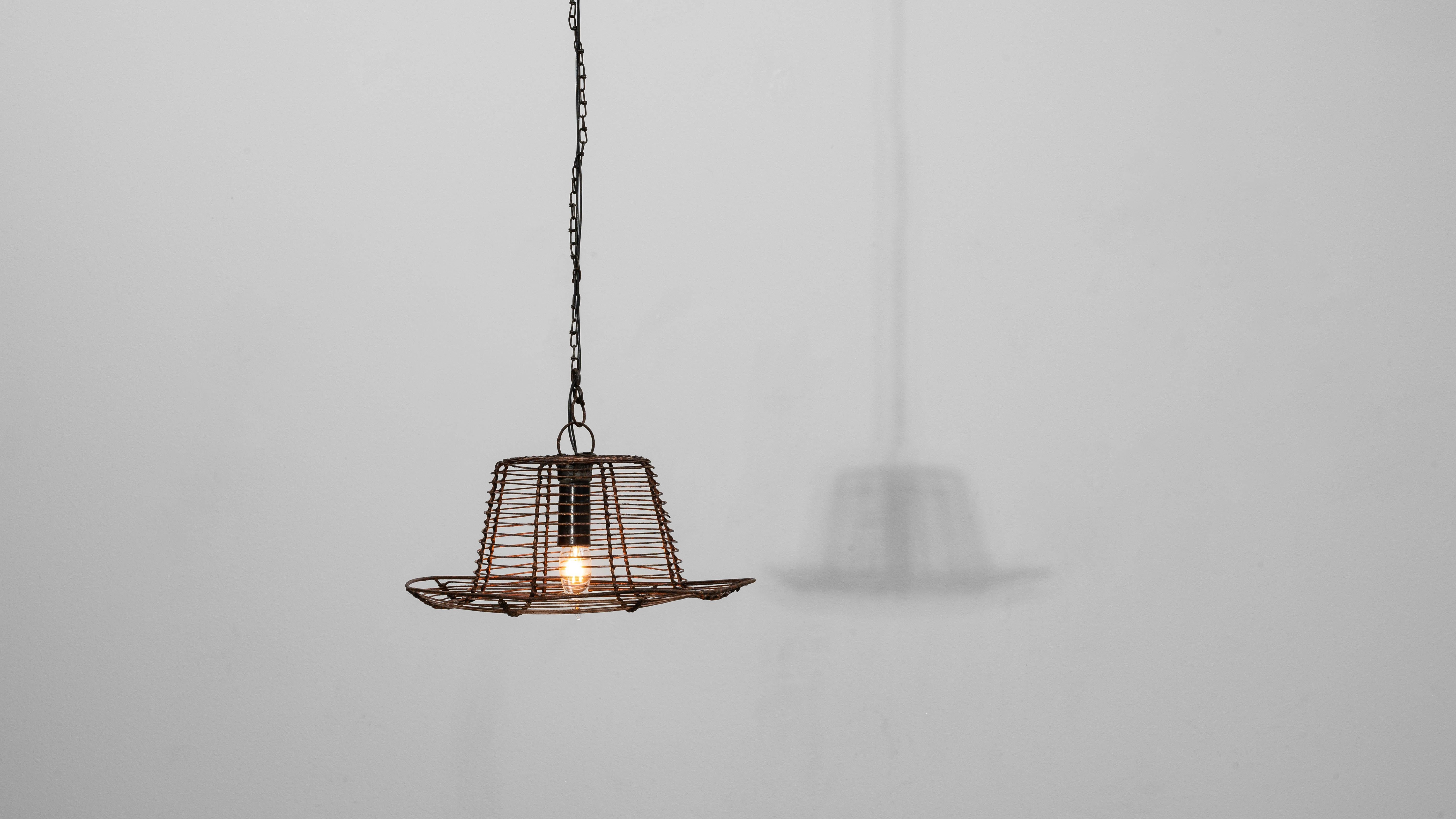 XX secolo Lampada a sospensione industriale francese del 1900 con struttura in filo metallico svasato in vendita