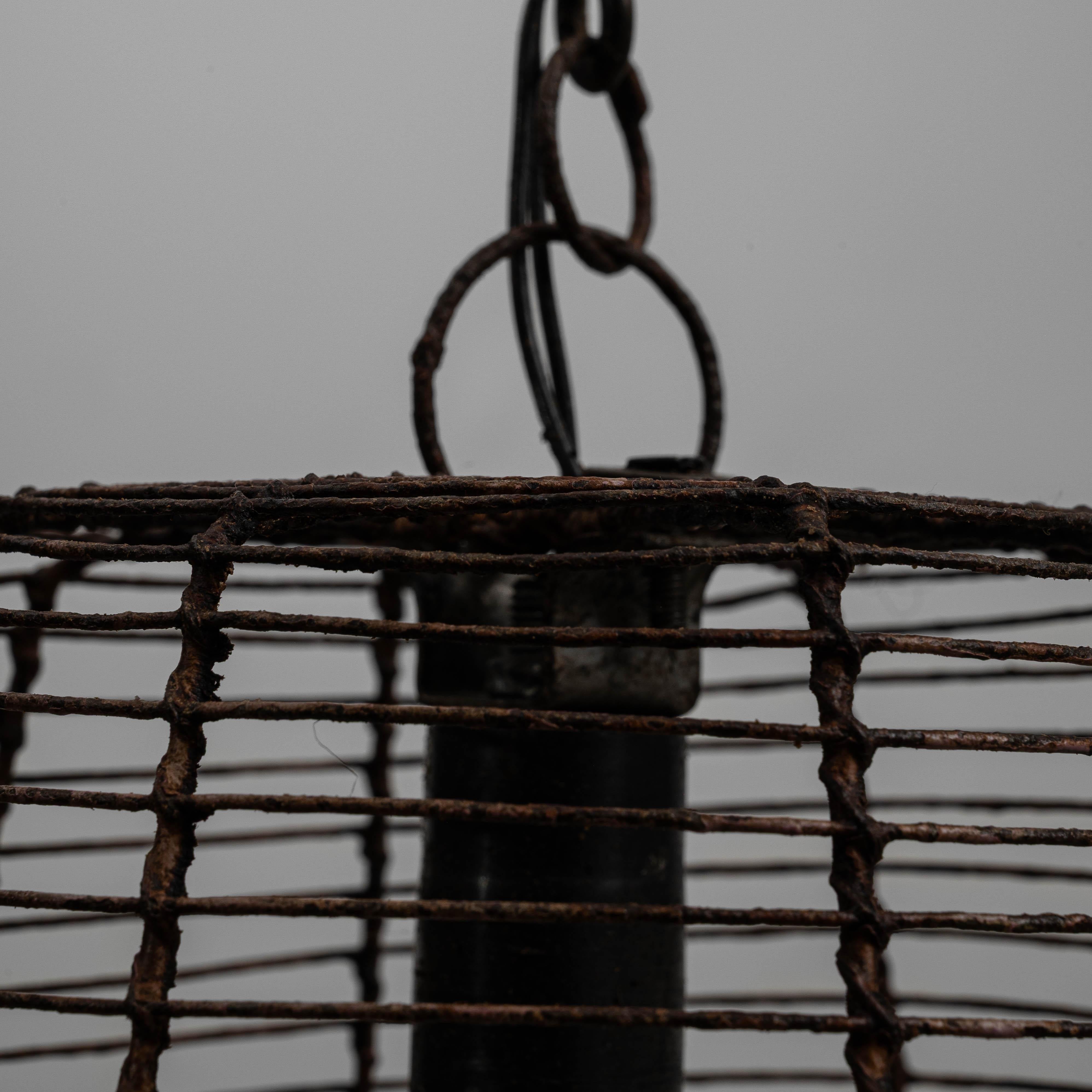 Lampada a sospensione industriale francese del 1900 con struttura in filo metallico svasato in vendita 1