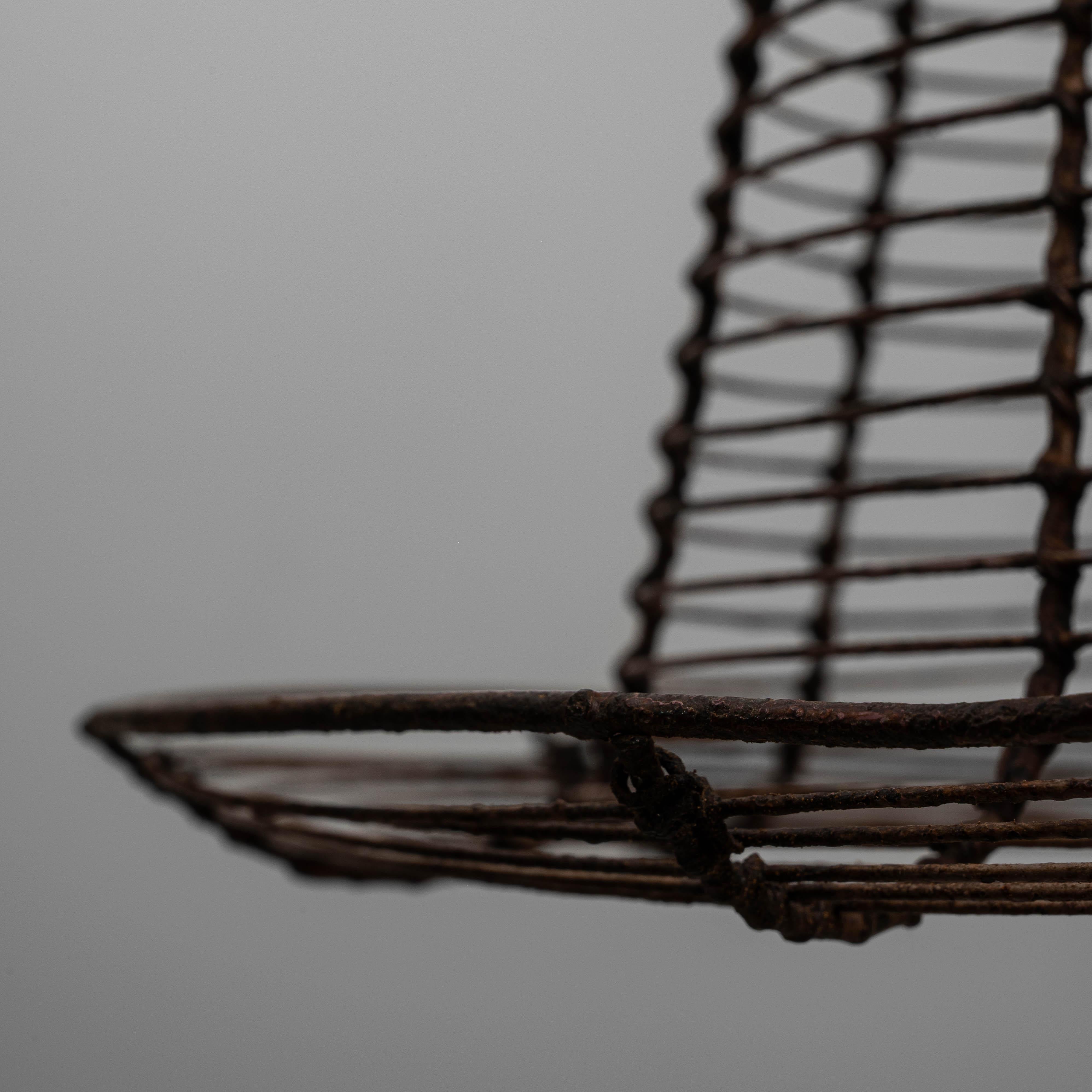 Lampada a sospensione industriale francese del 1900 con struttura in filo metallico svasato in vendita 2