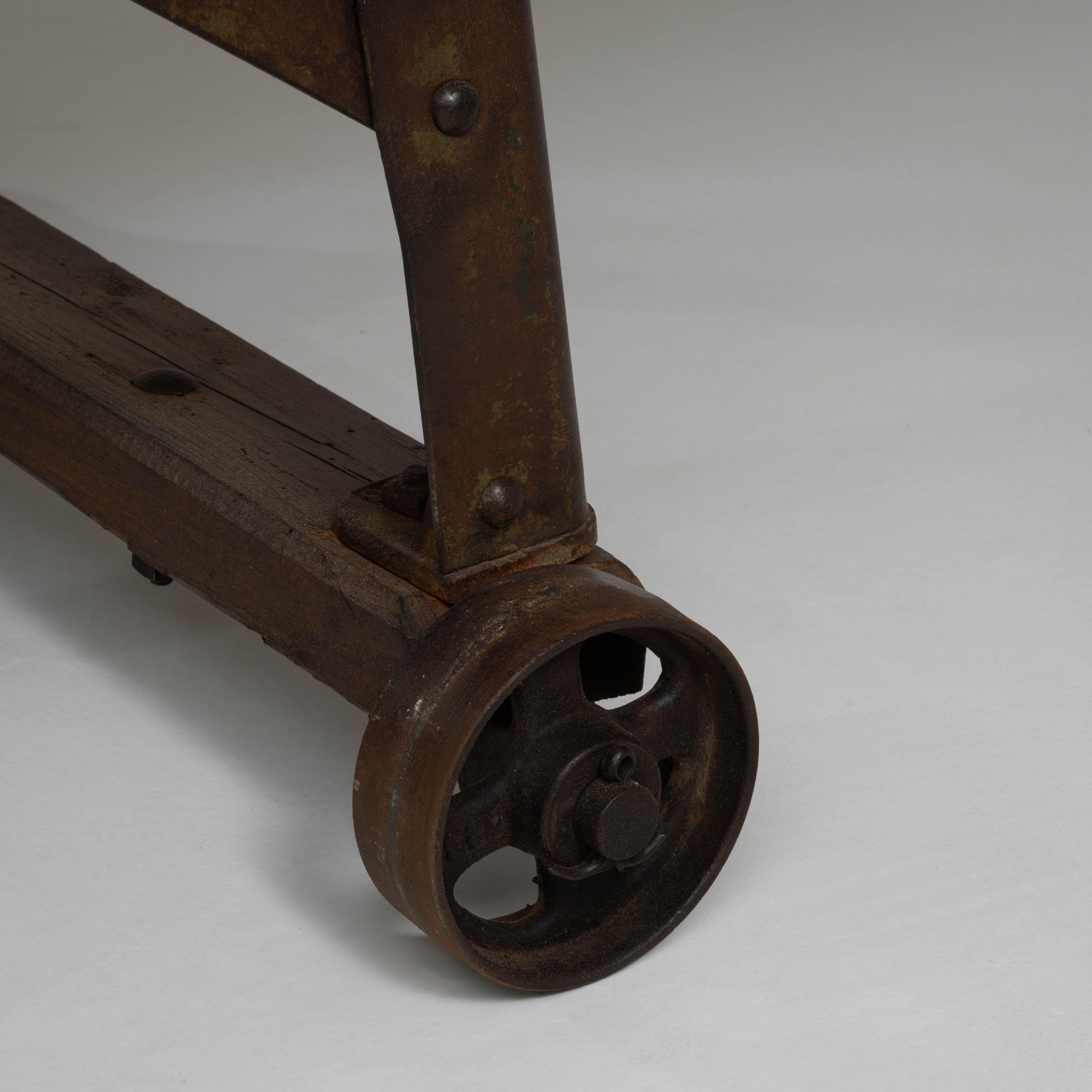 Metallo Tavolo industriale francese del 1900 su ruote in vendita