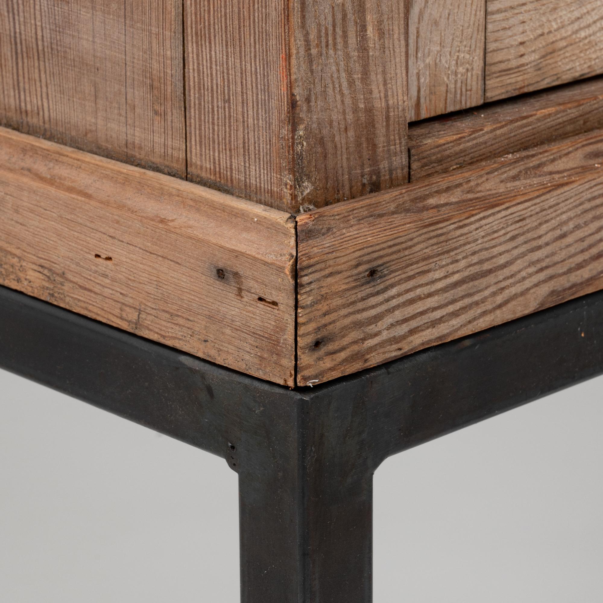 Vetrina industriale francese del 1900 in legno su base metallica in vendita 4