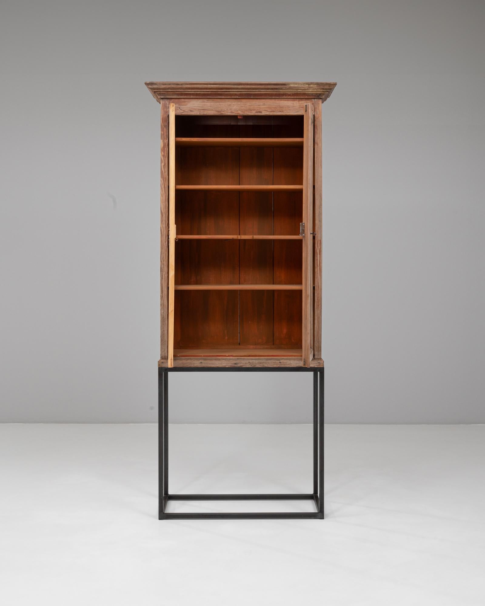 Industriale Vetrina industriale francese del 1900 in legno su base metallica in vendita