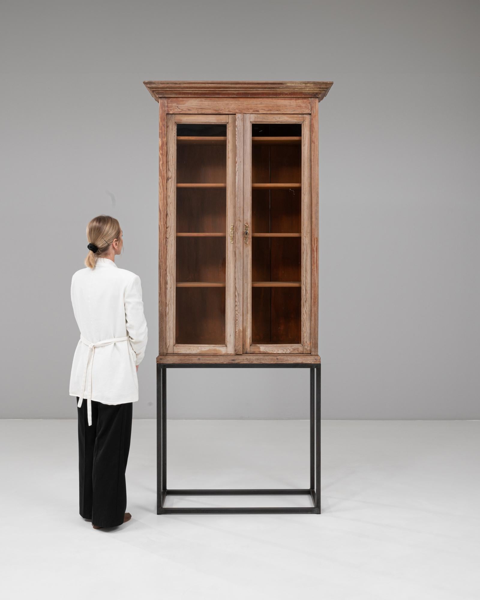 Francese Vetrina industriale francese del 1900 in legno su base metallica in vendita