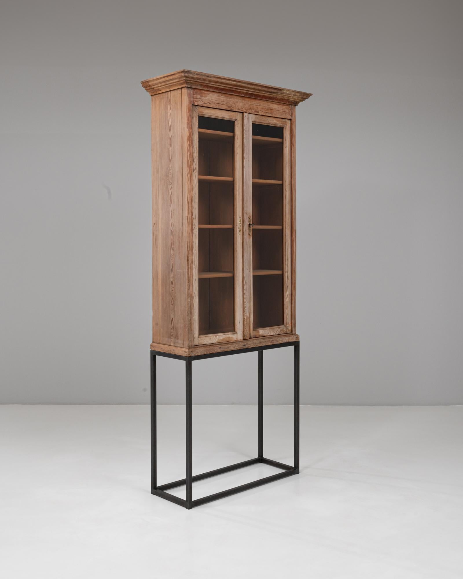 Vetrina industriale francese del 1900 in legno su base metallica In condizioni buone in vendita a High Point, NC