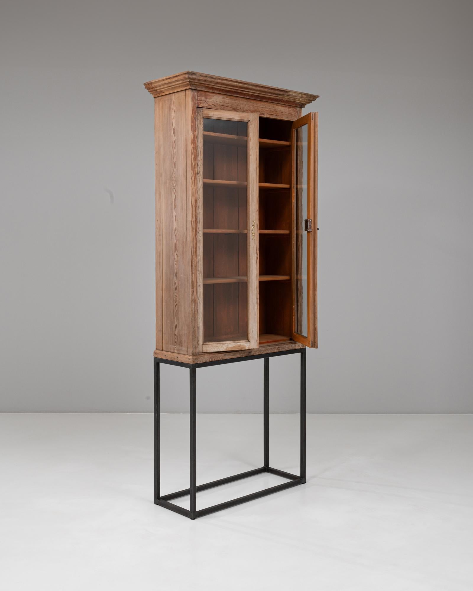 XX secolo Vetrina industriale francese del 1900 in legno su base metallica in vendita